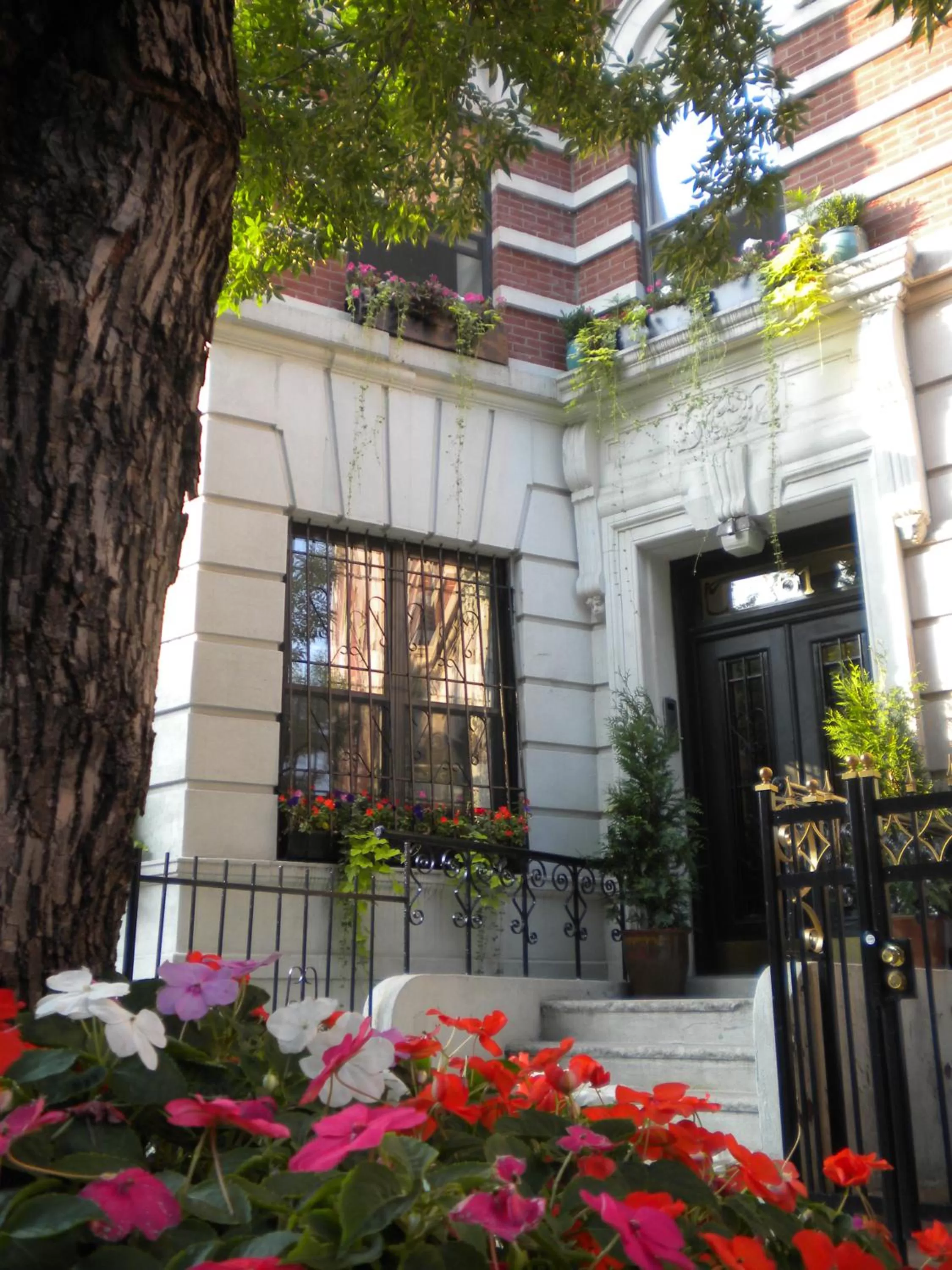 Facade/entrance, Property Building in The Gallery House