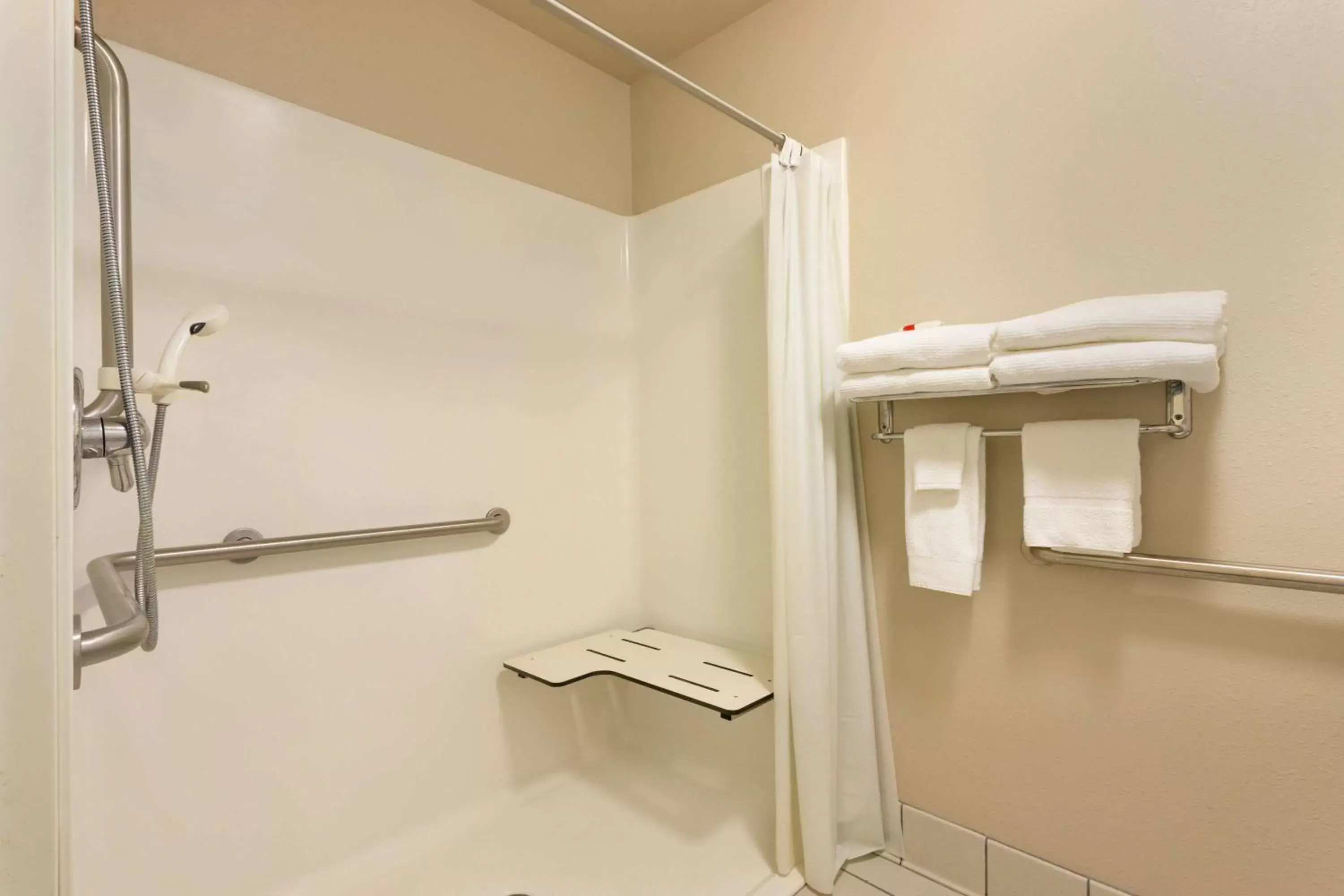 Photo of the whole room, Bathroom in Travelodge by Wyndham Marysville