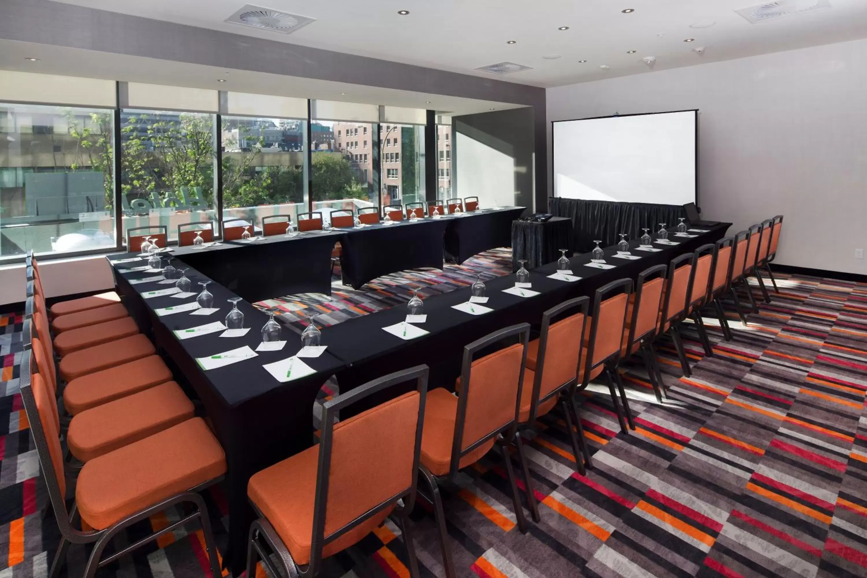 Meeting/conference room in Holiday Inn Hotel & Suites - Montreal Centre-ville Ouest, an IHG Hotel