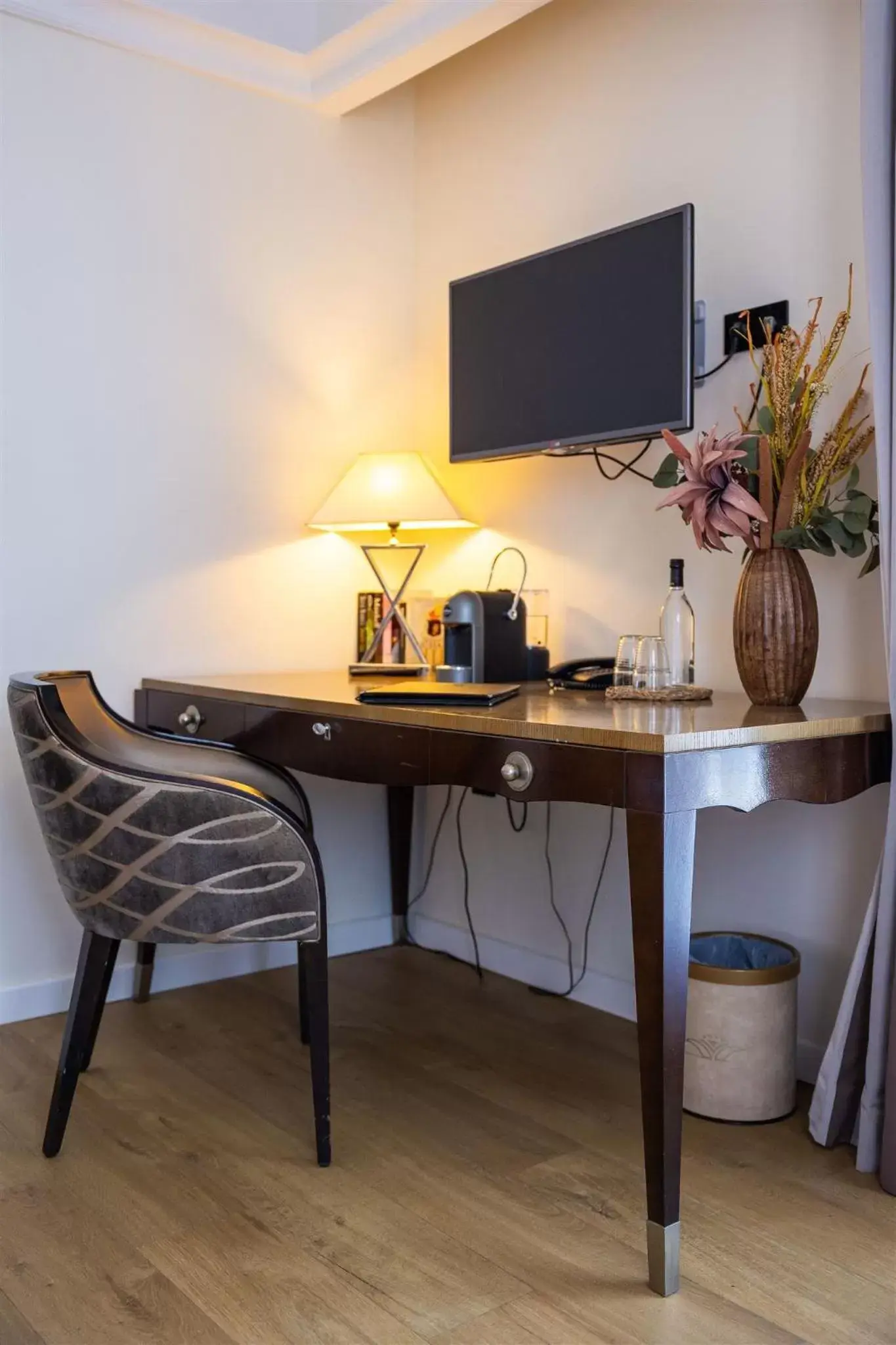 Seating area, TV/Entertainment Center in Hôtel Des Gouverneurs