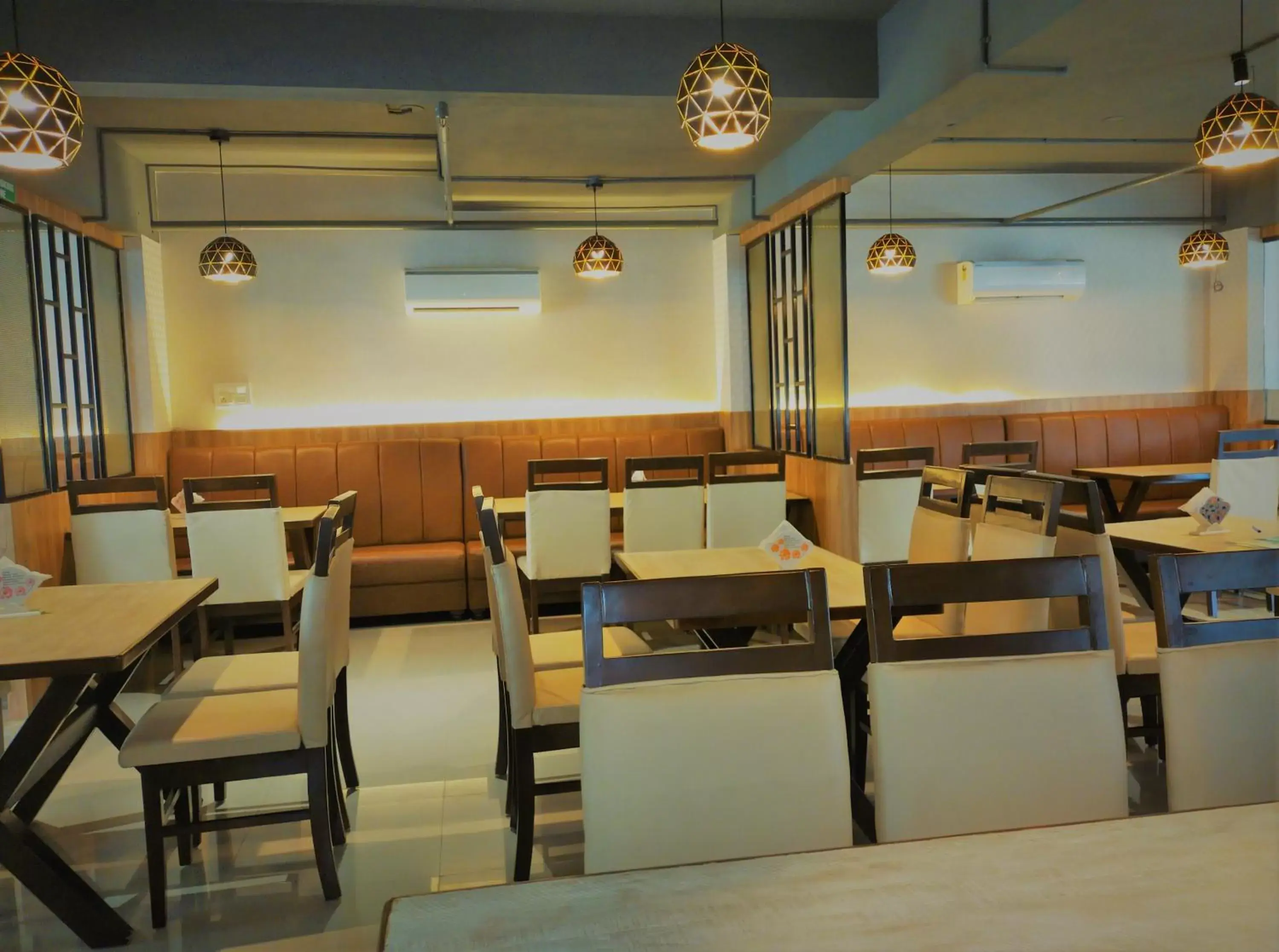 Restaurant/places to eat in Adyar Plaza Inn by RAK Rooms, Mangaluru Restaurant/places to eat in Adyar Plaza Inn by RAK Rooms, Mangaluru