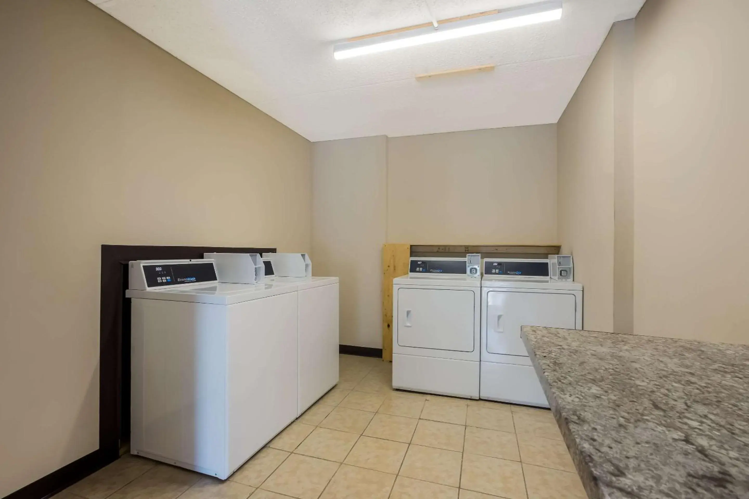 laundry, Kitchen/Kitchenette in Suburban Studios Millville