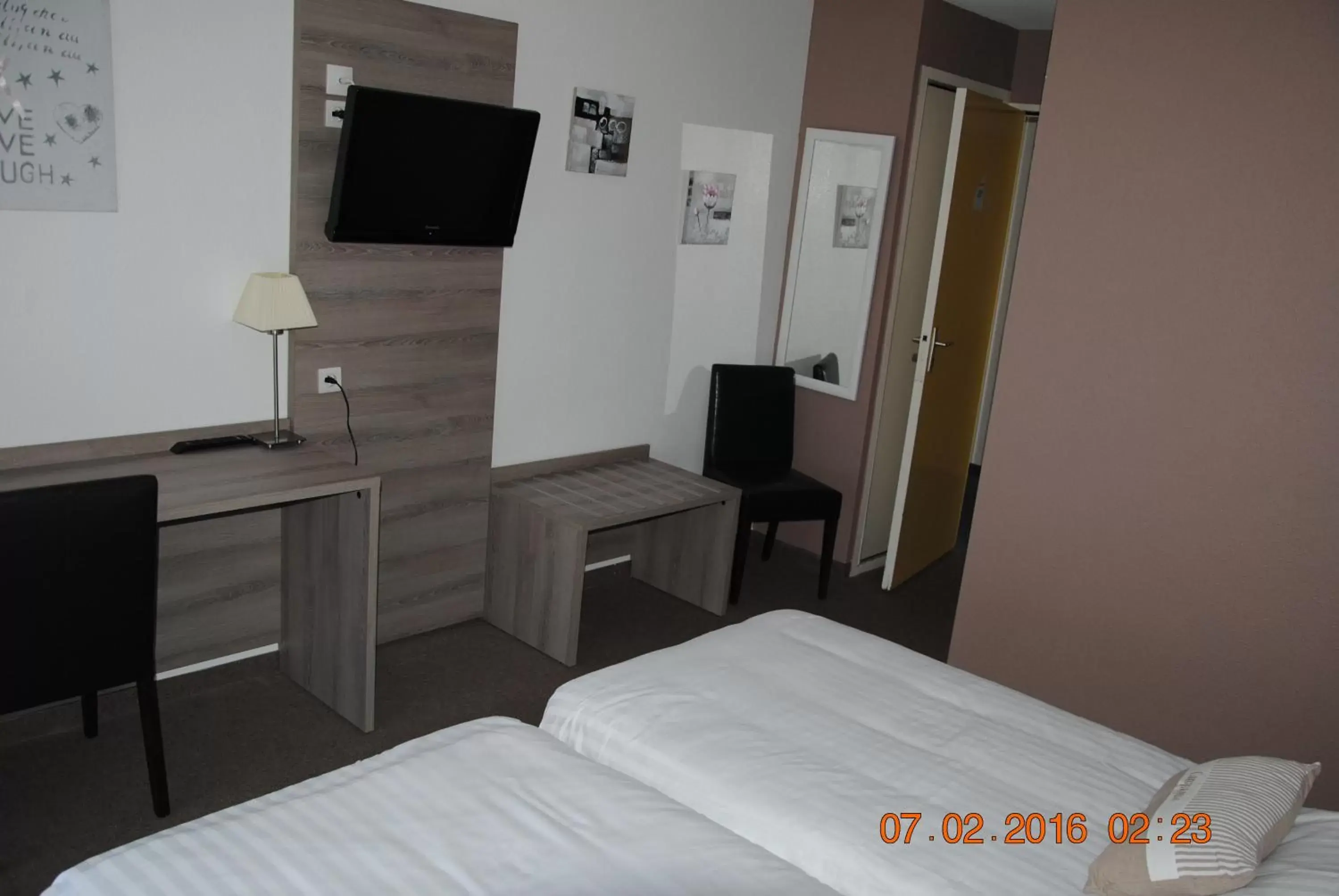 Bedroom, TV/Entertainment Center in Hotel Albizzia