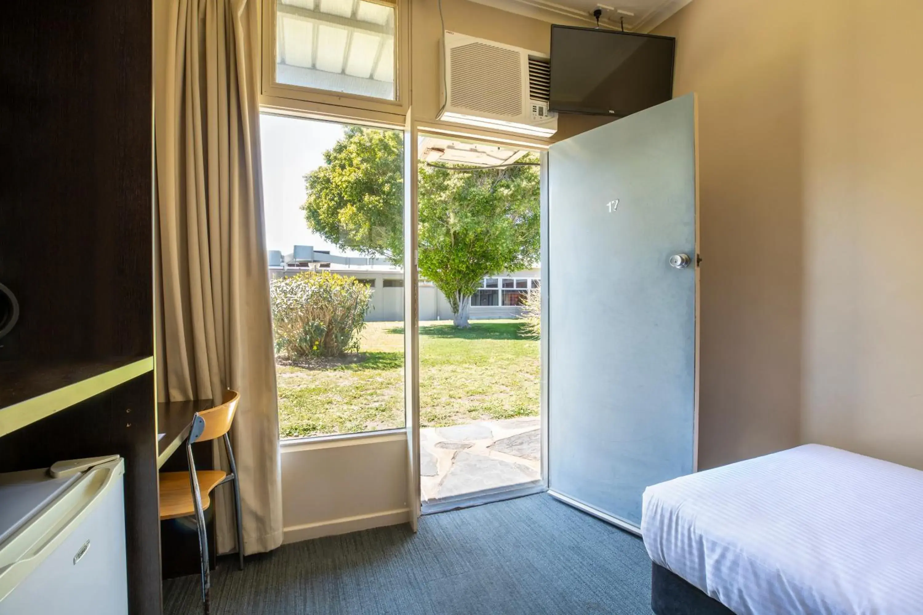 Bedroom, TV/Entertainment Center in Links Hotel