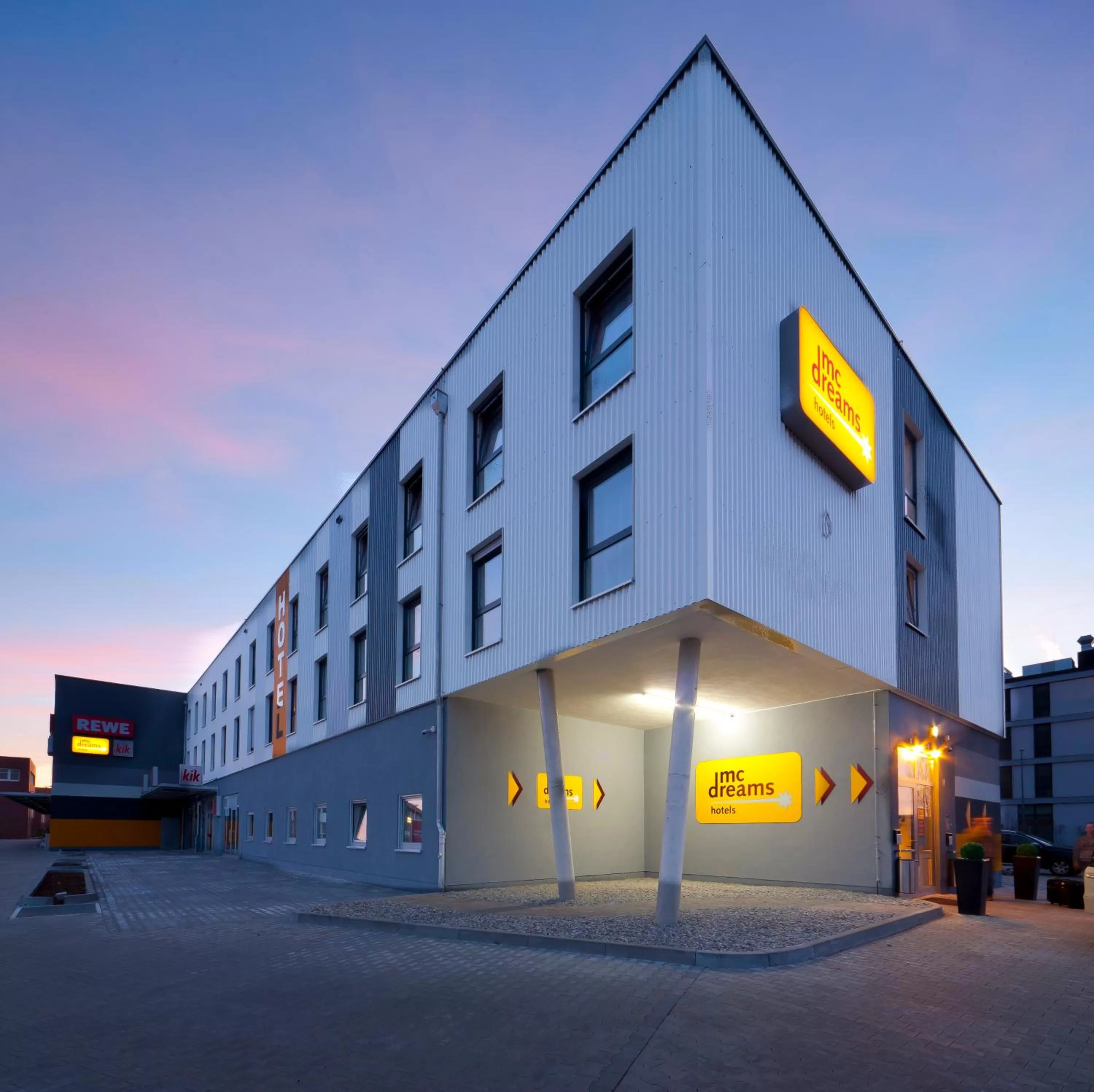 Property building in McDreams Hotel München - Messe