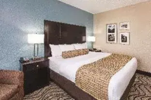 Queen Room with Two Queen Beds and Bath Tub - Mobility Accessible/Non-Smoking in La Quinta by Wyndham Knoxville Airport