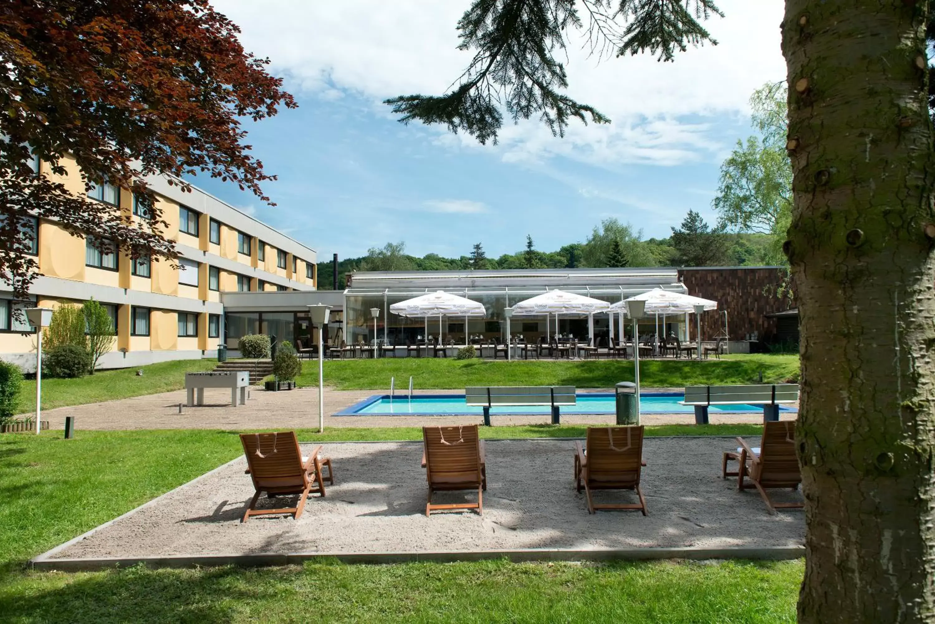 Garden, Swimming Pool in Mercure Hotel Saarbrücken Süd