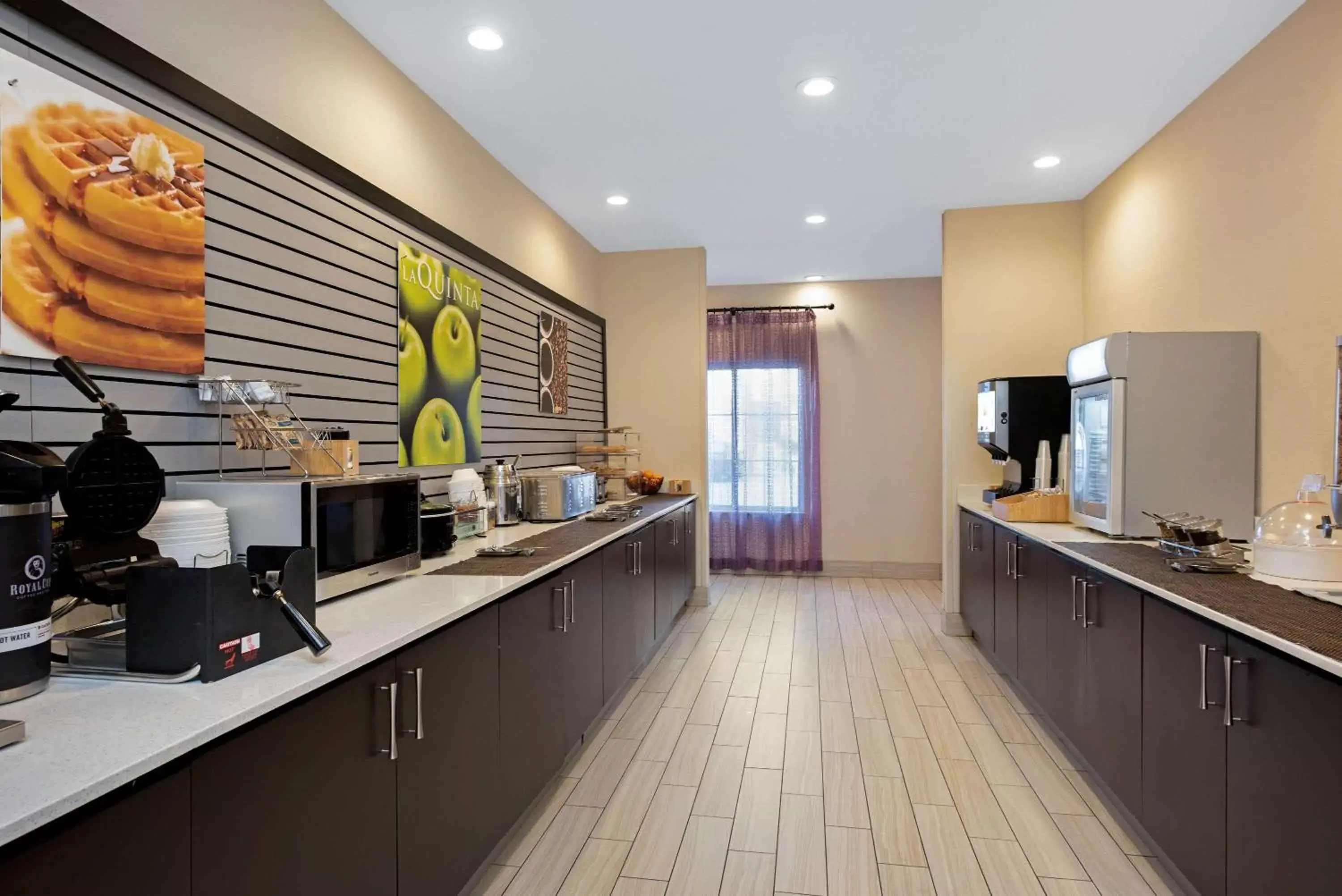 Restaurant/places to eat, Kitchen/Kitchenette in La Quinta by Wyndham West Monroe