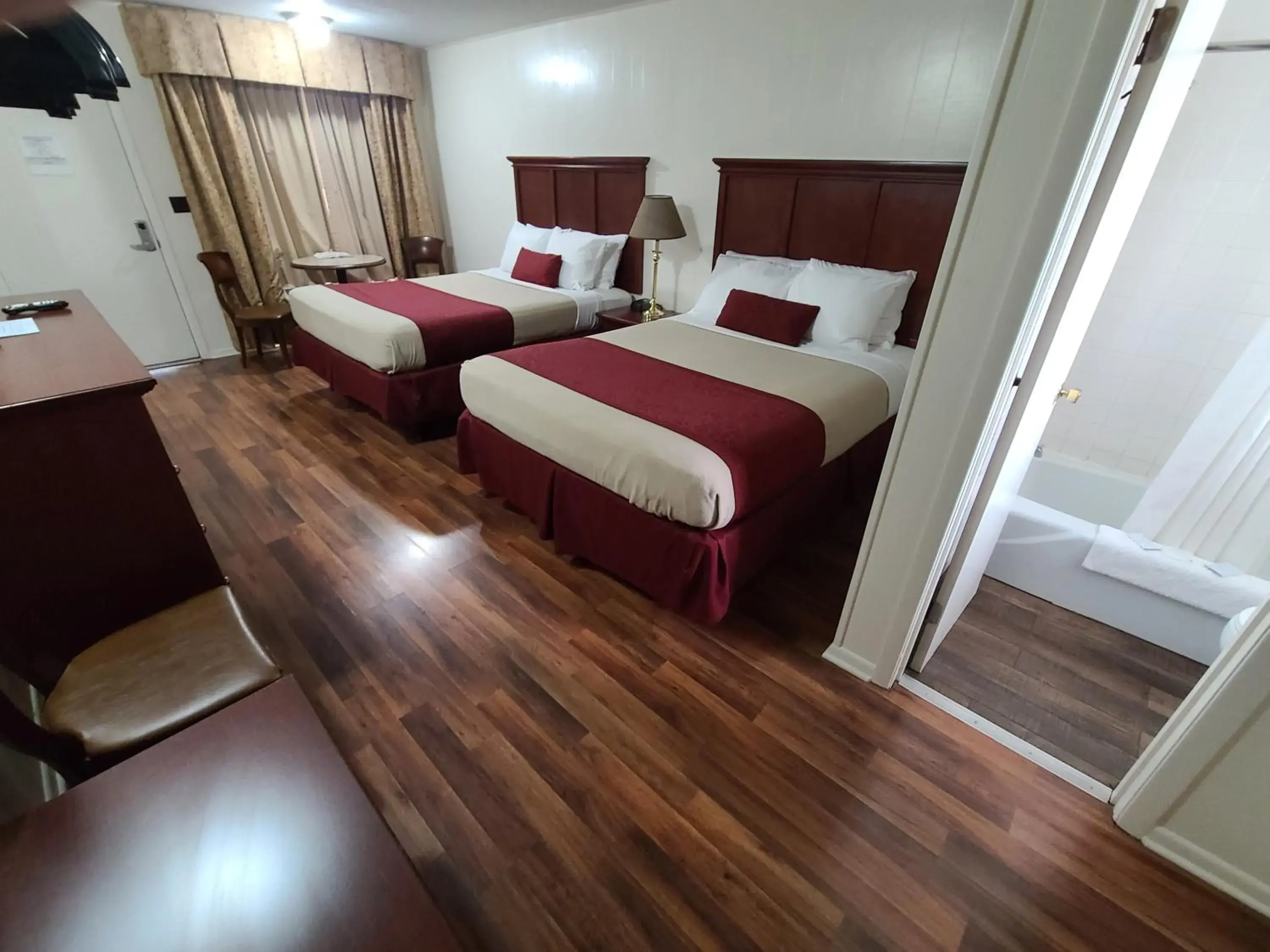 Photo of the whole room, Bed in Homestead Motel