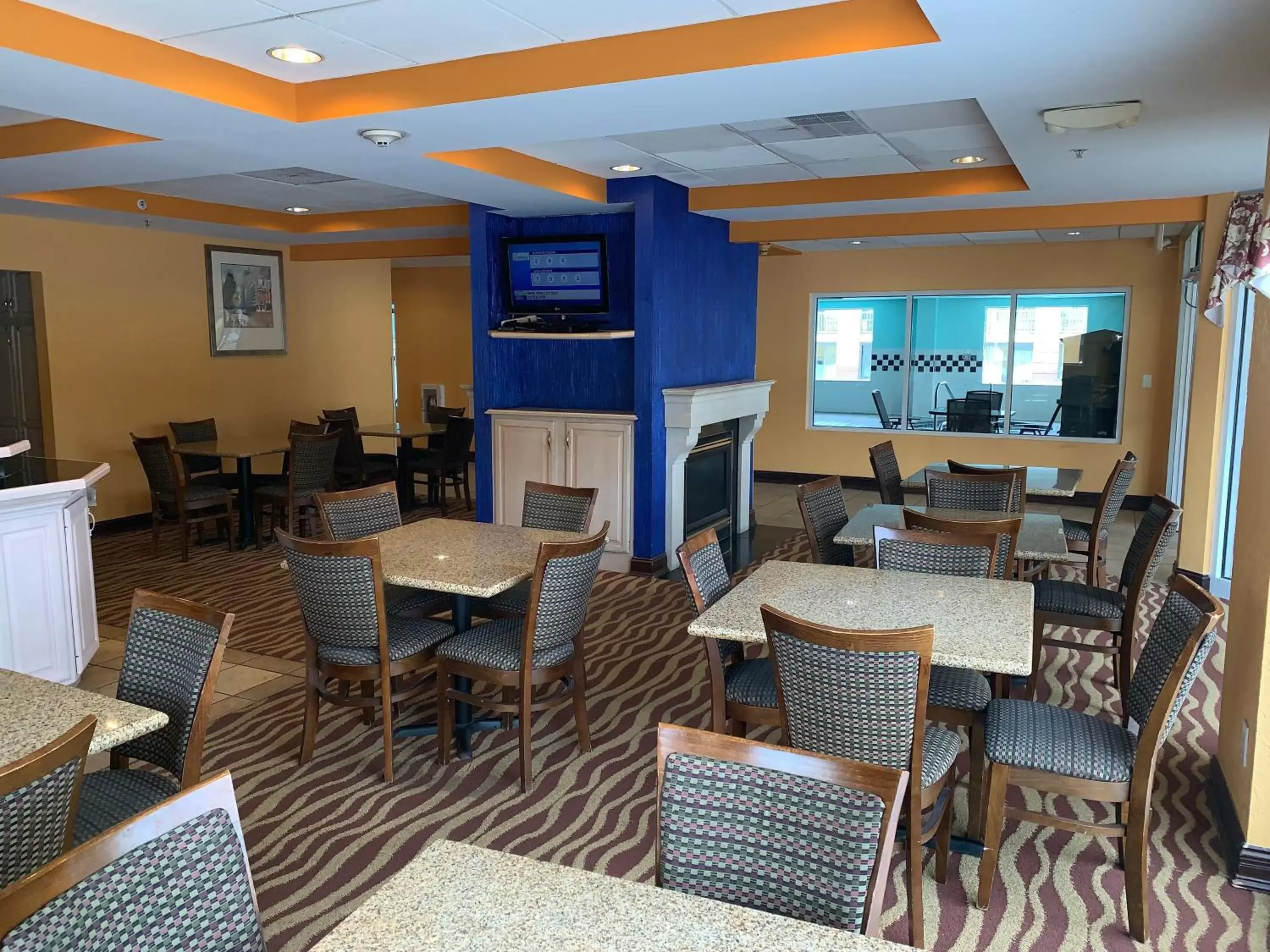 Dining area, Restaurant/Places to Eat in Days Inn & Suites by Wyndham Albany
