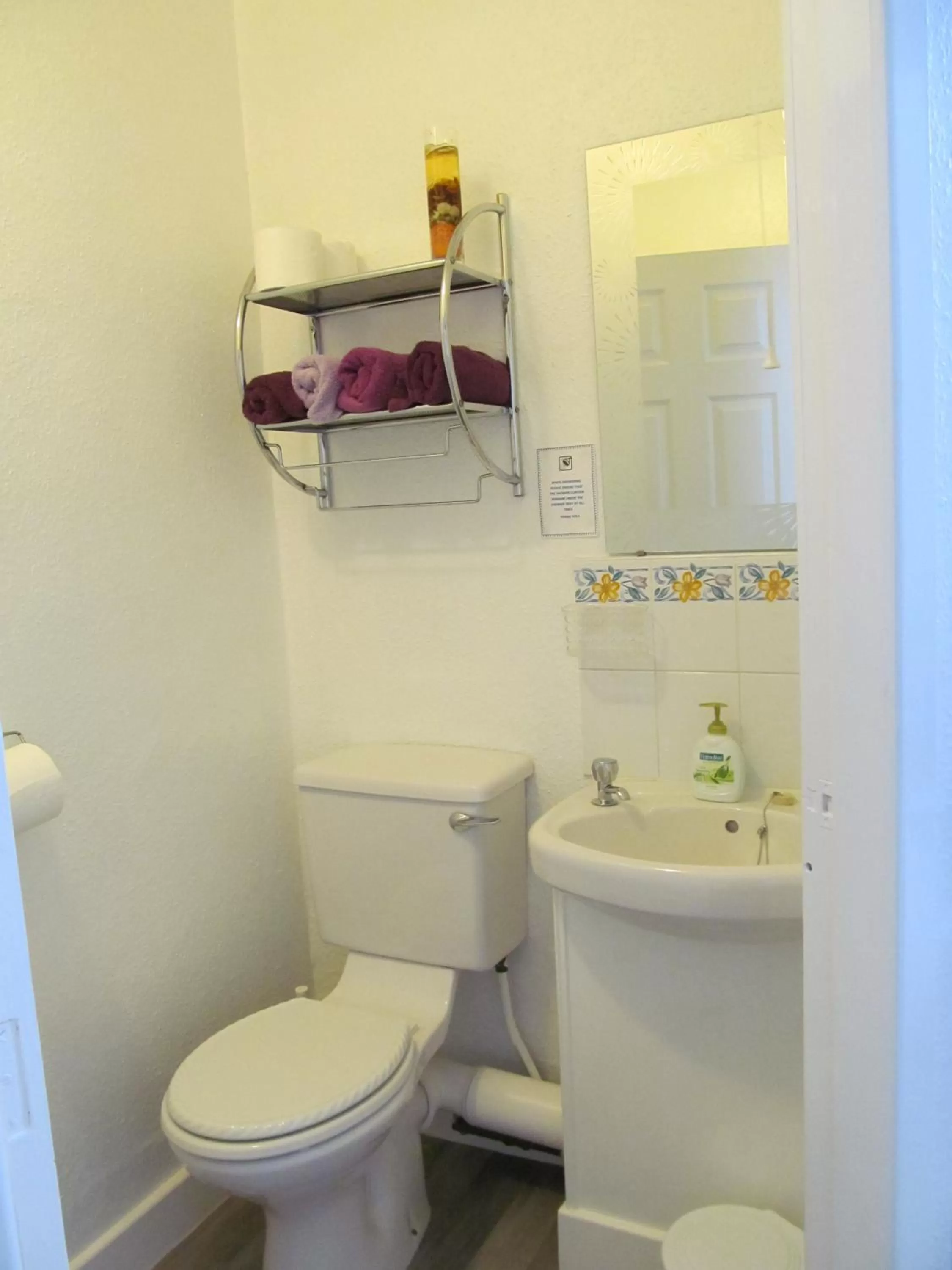 Bathroom in Alondra Hotel