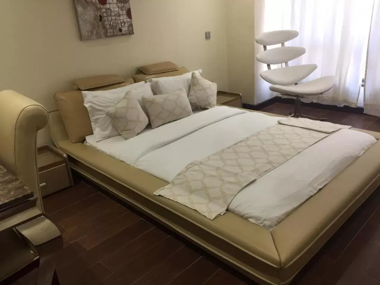 Bedroom, Bed in The Landmark Suites