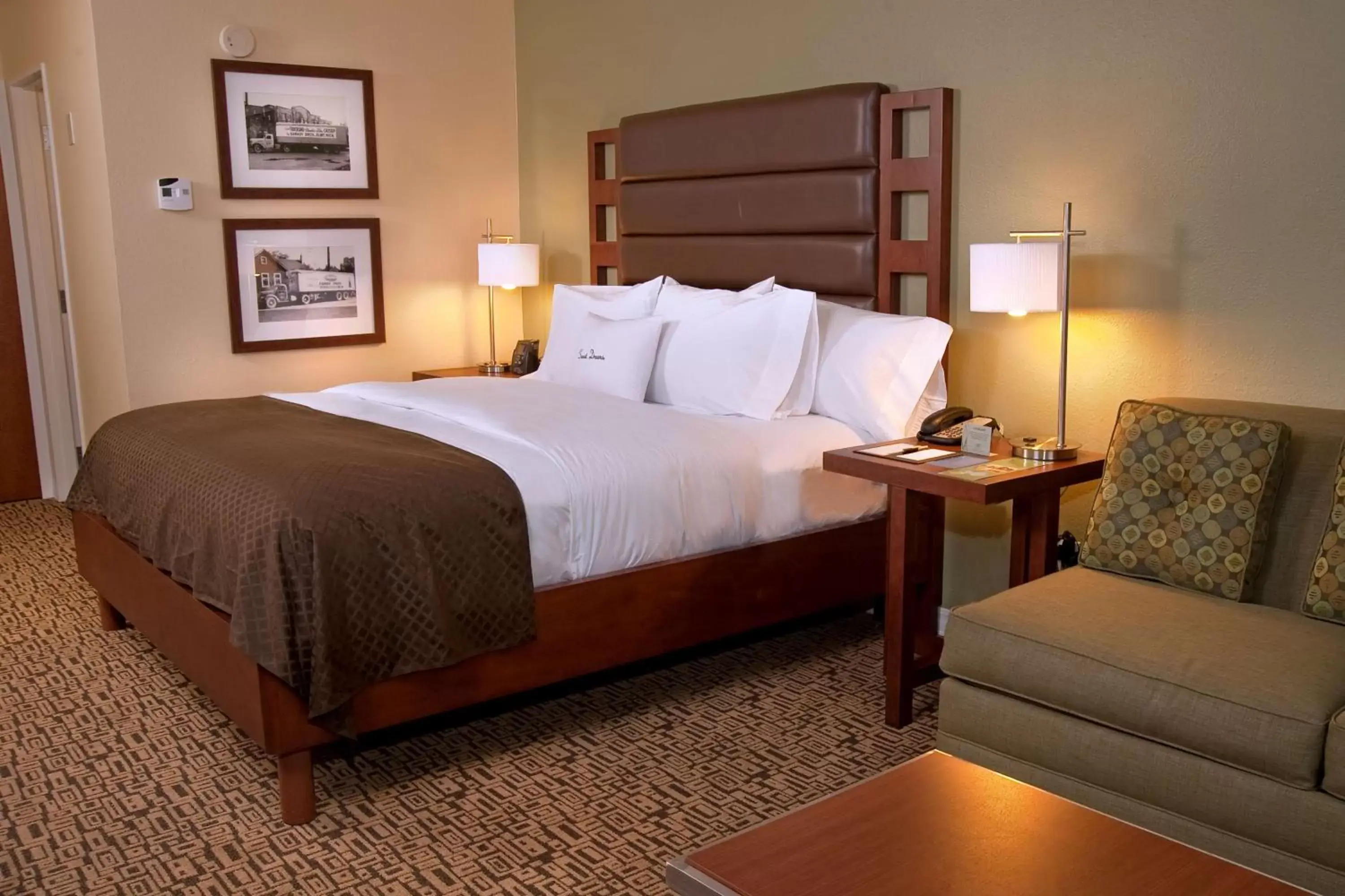 Bed in DoubleTree by Hilton Collinsville/St.Louis