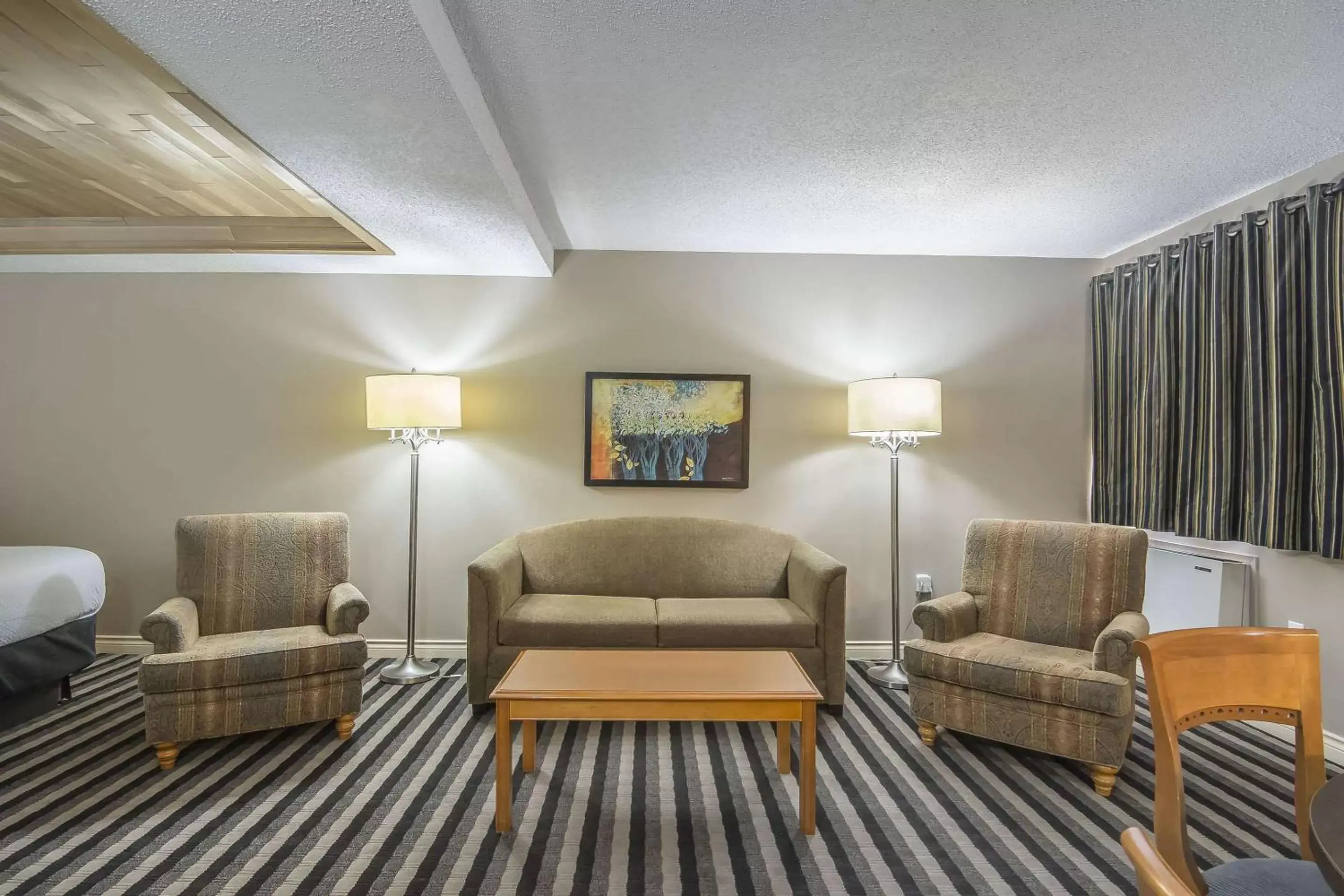 Photo of the whole room, Seating Area in Quality Inn West Edmonton