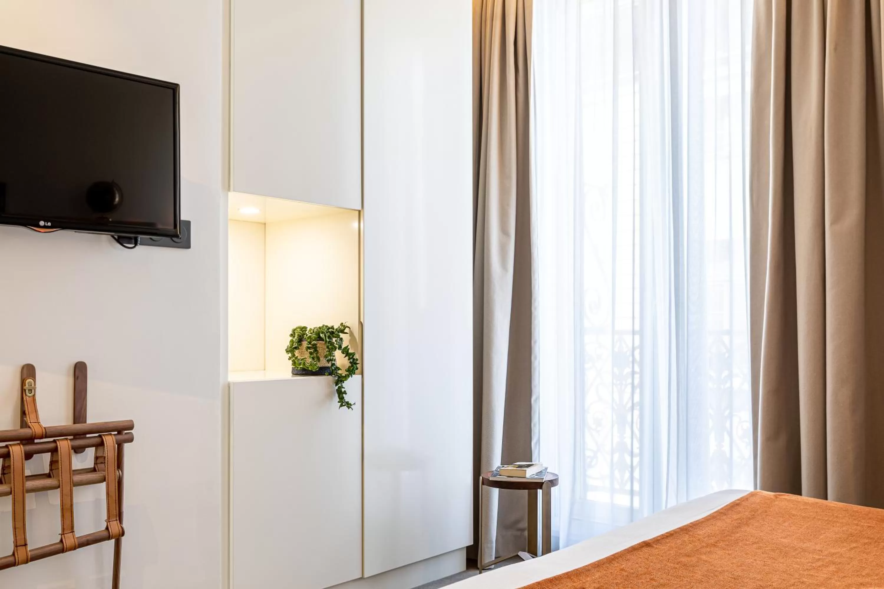 Communal lounge/ TV room, Bed in Hotel Le Friedland