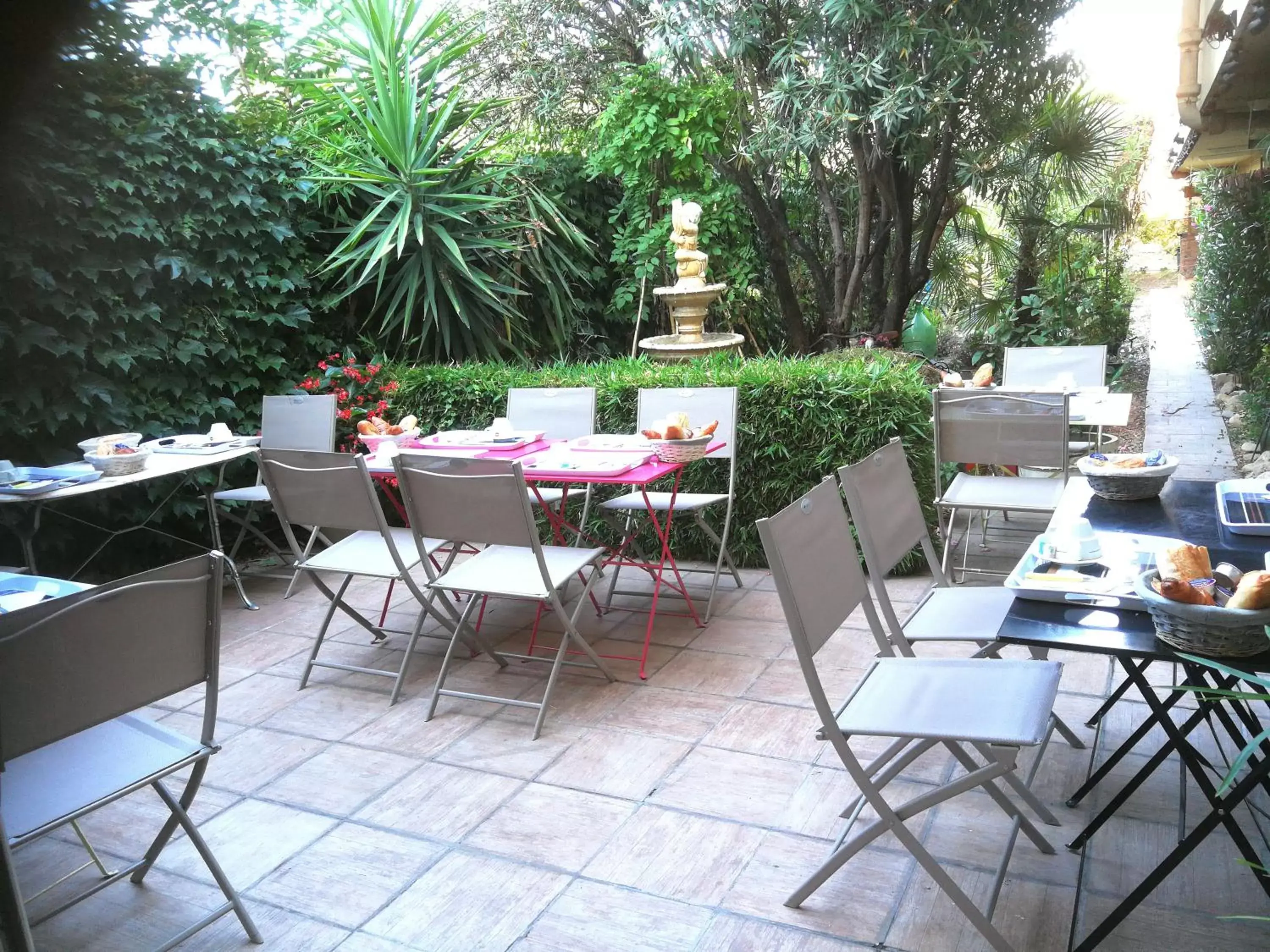 Patio, Restaurant/Places to Eat in Hôtel du Tricastin