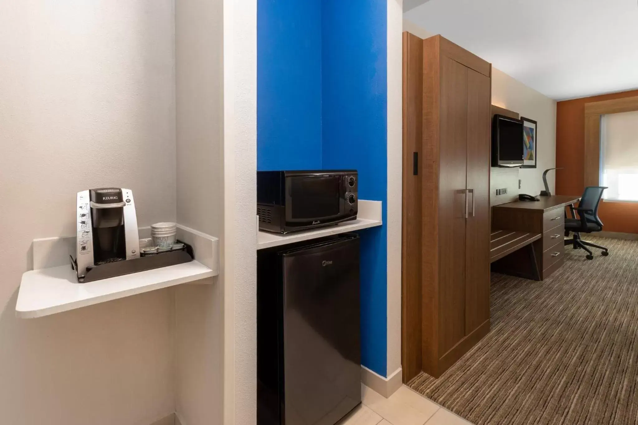 Photo of the whole room, Kitchen/Kitchenette in Holiday Inn Express & Suites Tucson North, Marana, an IHG Hotel