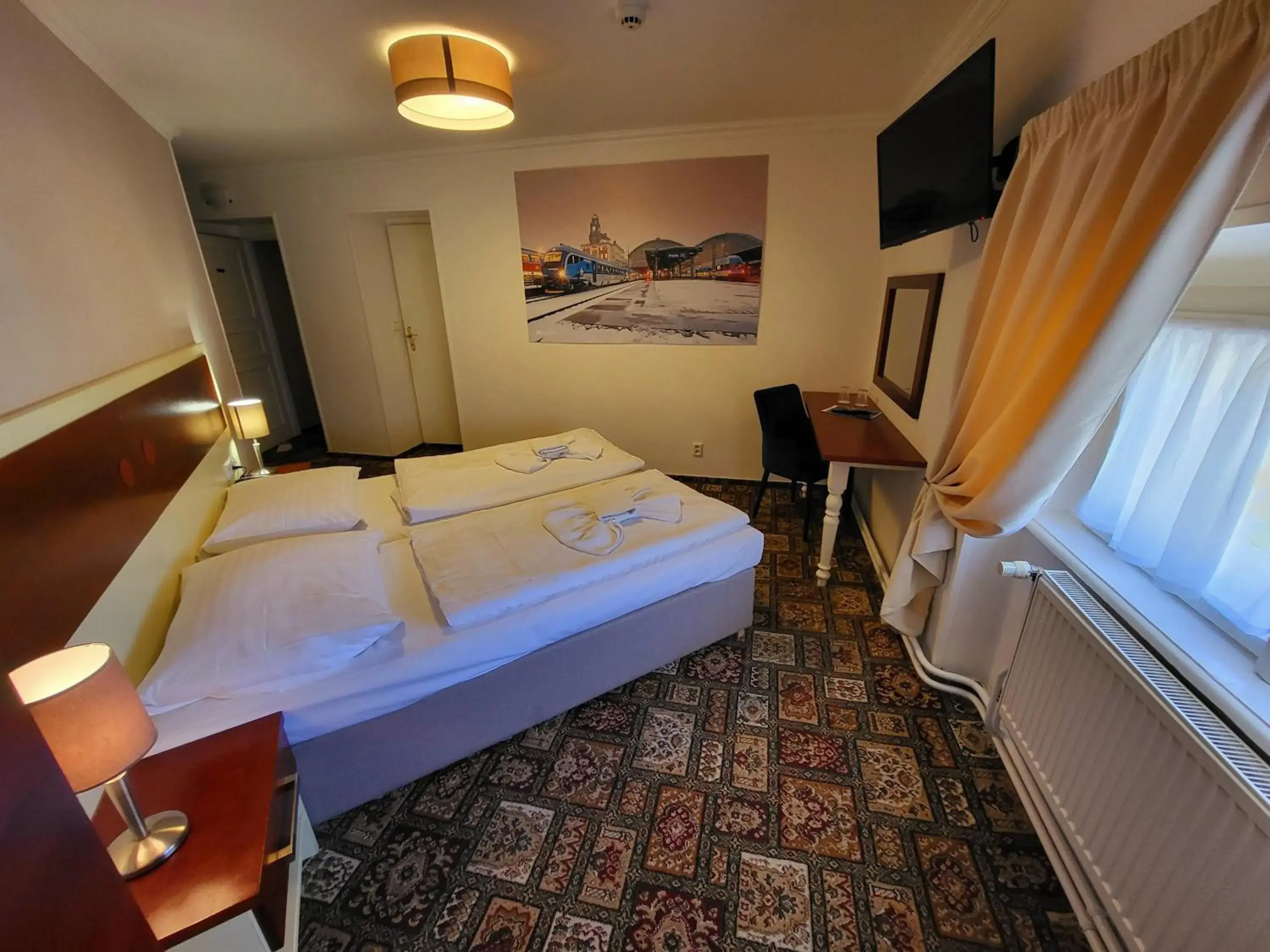 Photo of the whole room, Bed in City-Inn