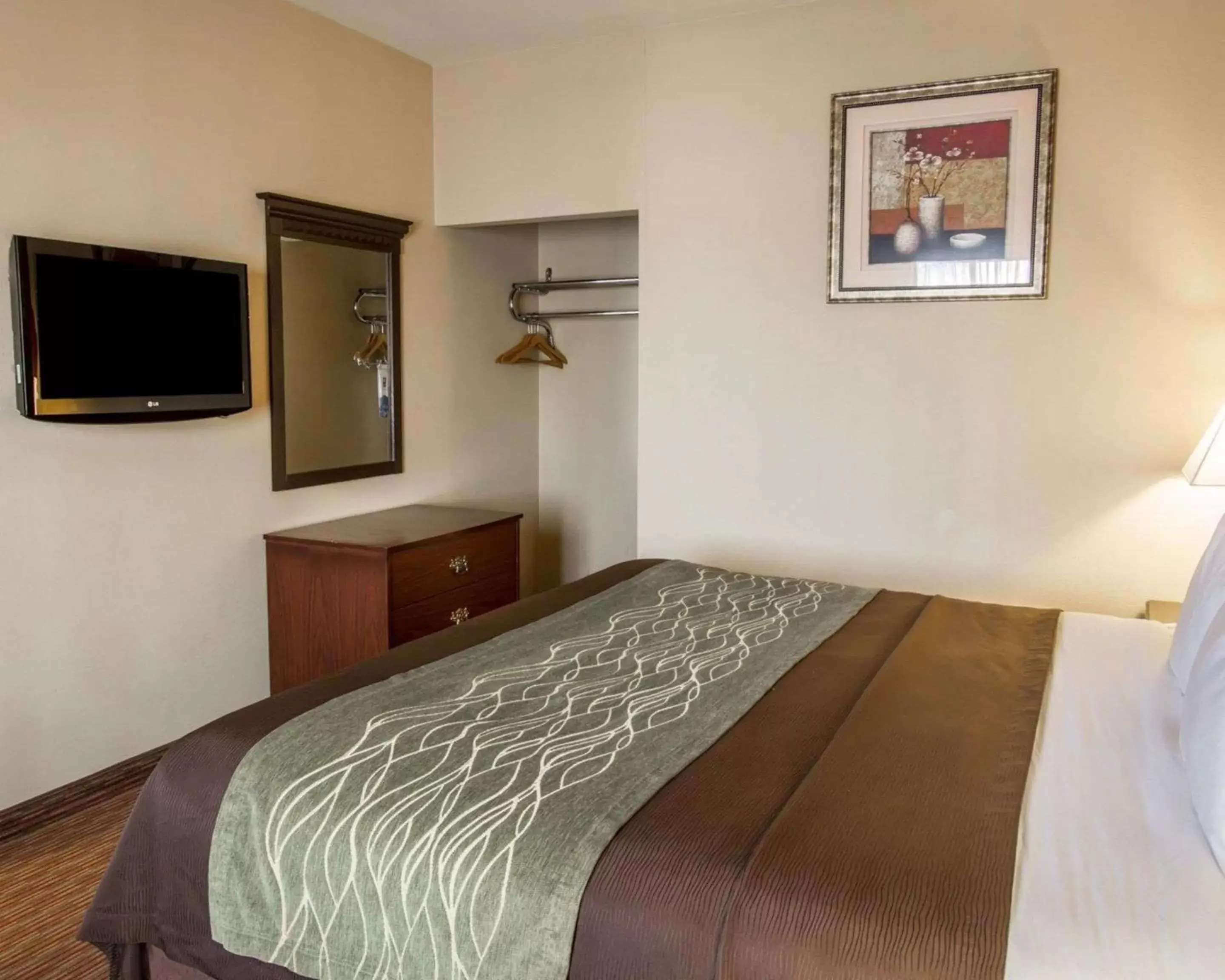 Photo of the whole room, Bed in Comfort Inn West Phoenix at 27th Ave and I-I0