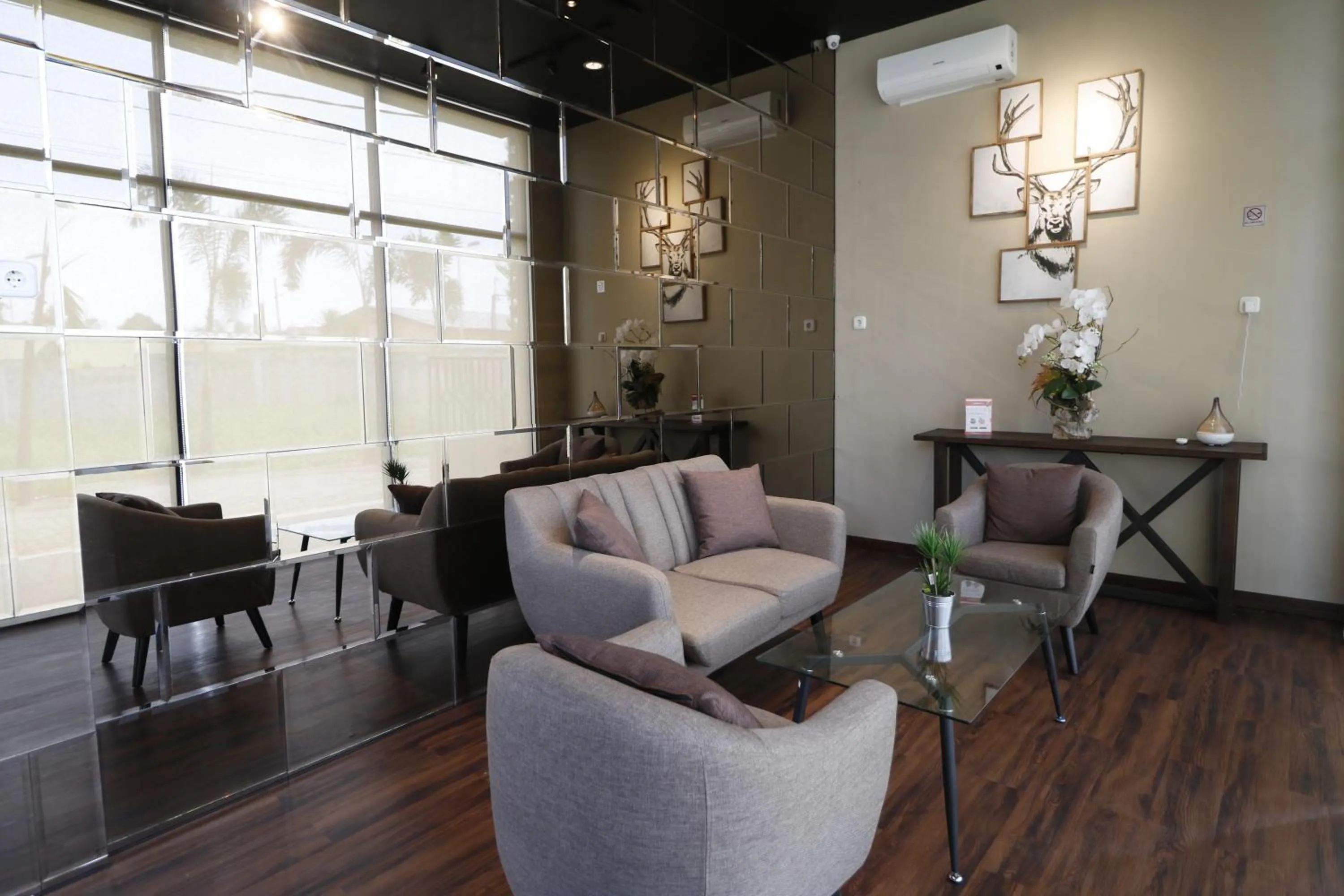 Seating area in RedDoorz Plus near Universitas Sumatera Utara