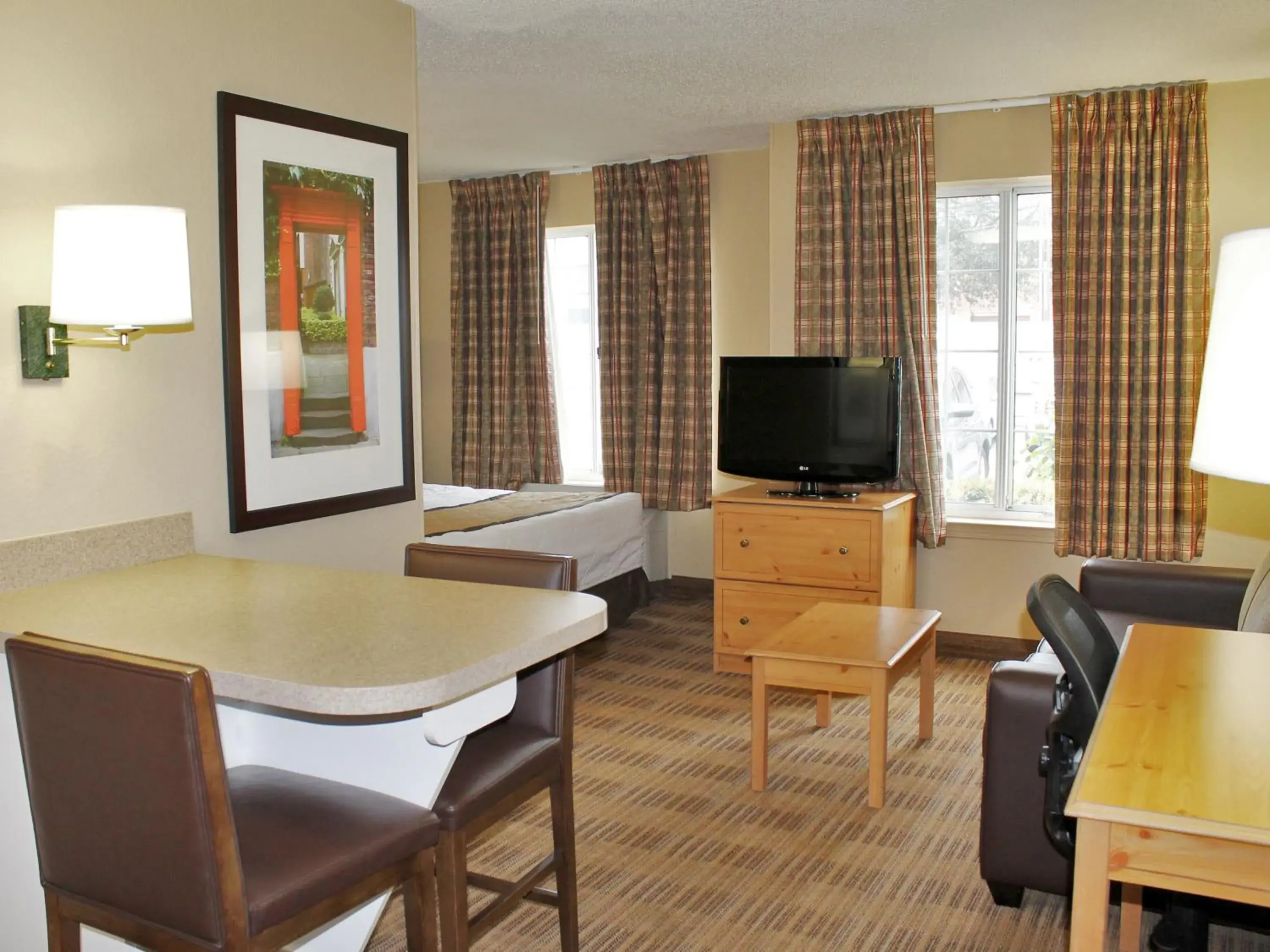 Bed, TV/Entertainment Center in Extended Stay America Suites - Chicago - Lombard - Oakbrook