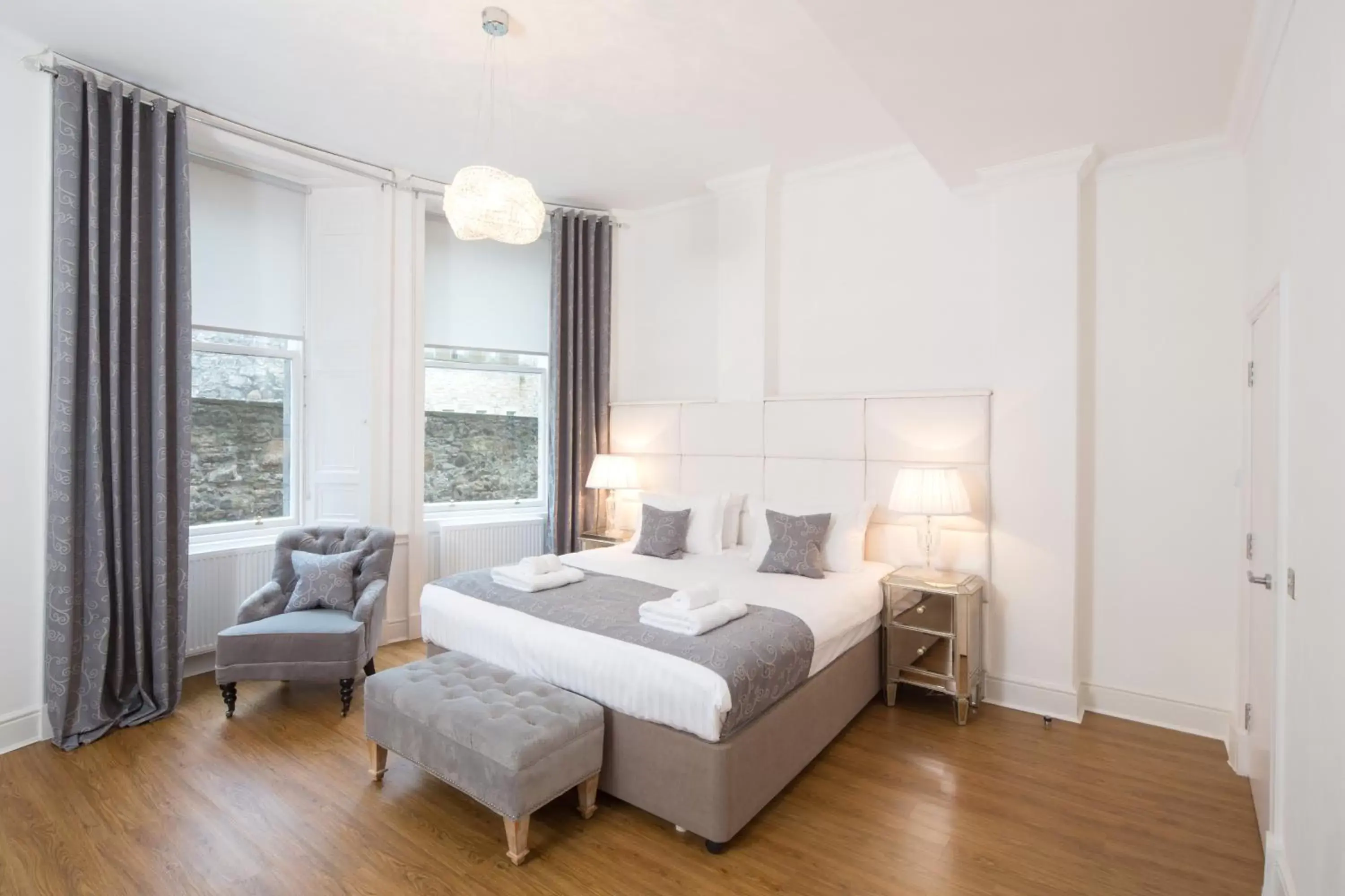 Seating area, Bed in Edinburgh Castle Apartments