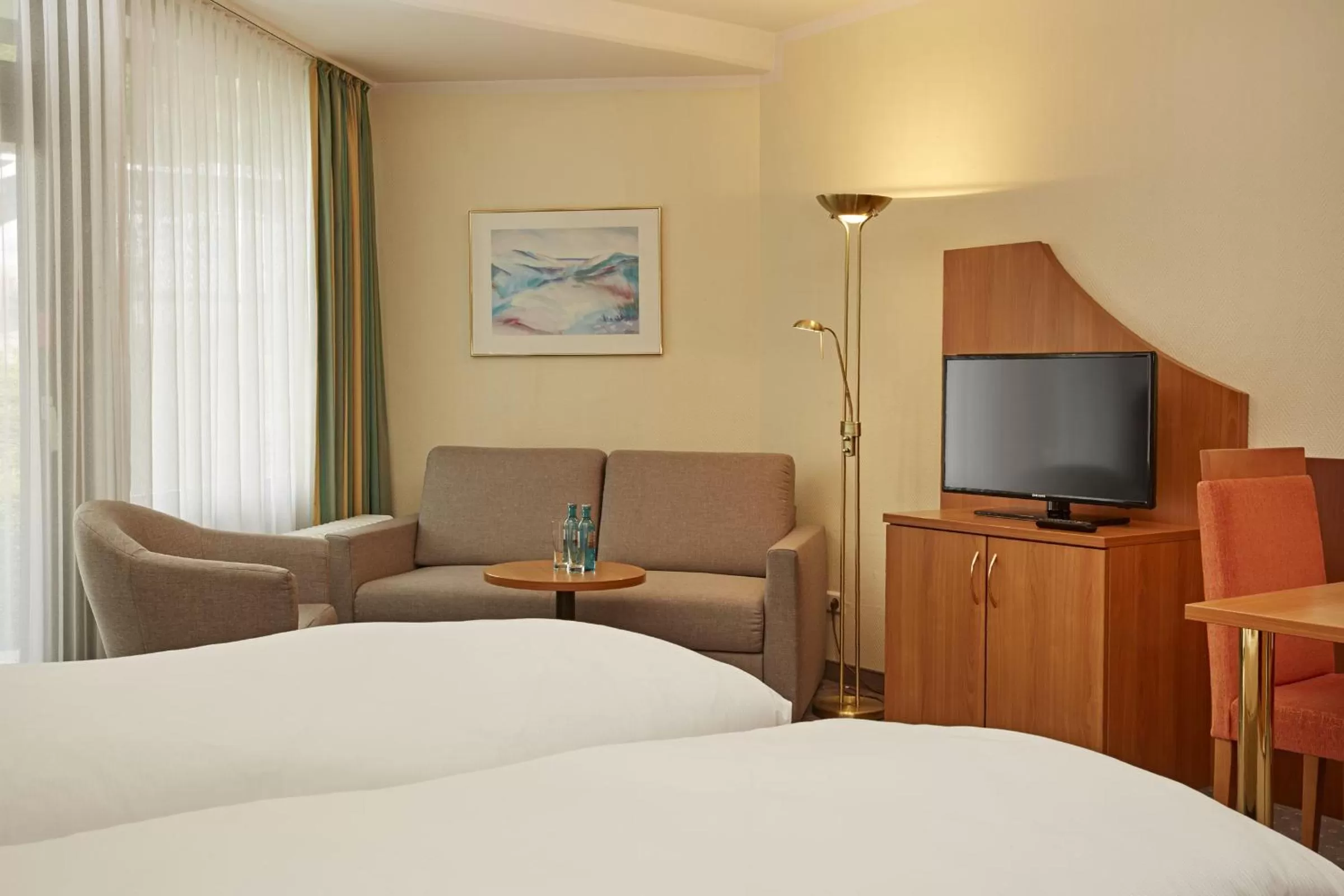 Photo of the whole room, Bed in H+ Hotel Willingen