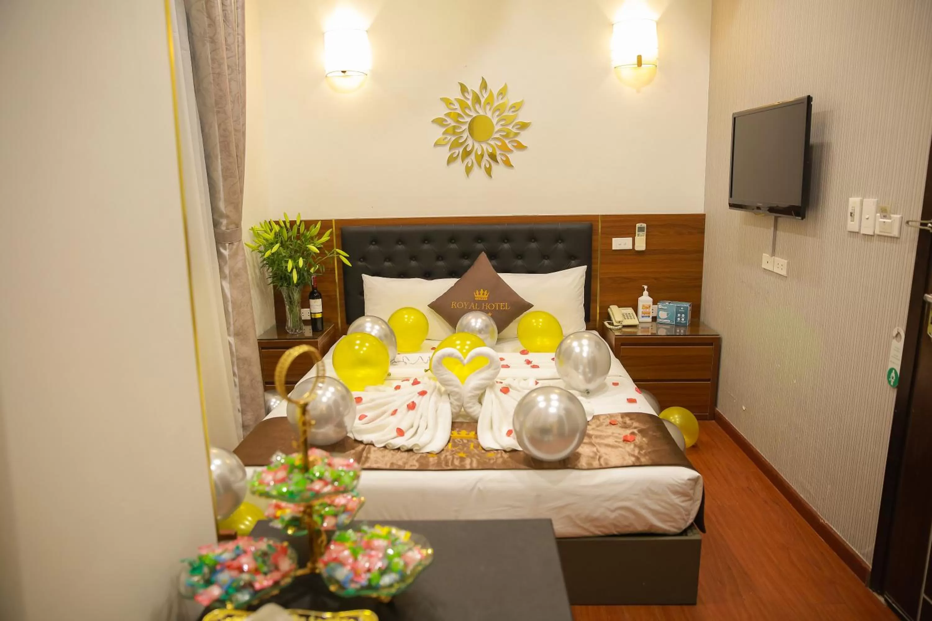 Bedroom, Bed in Royal Hotel