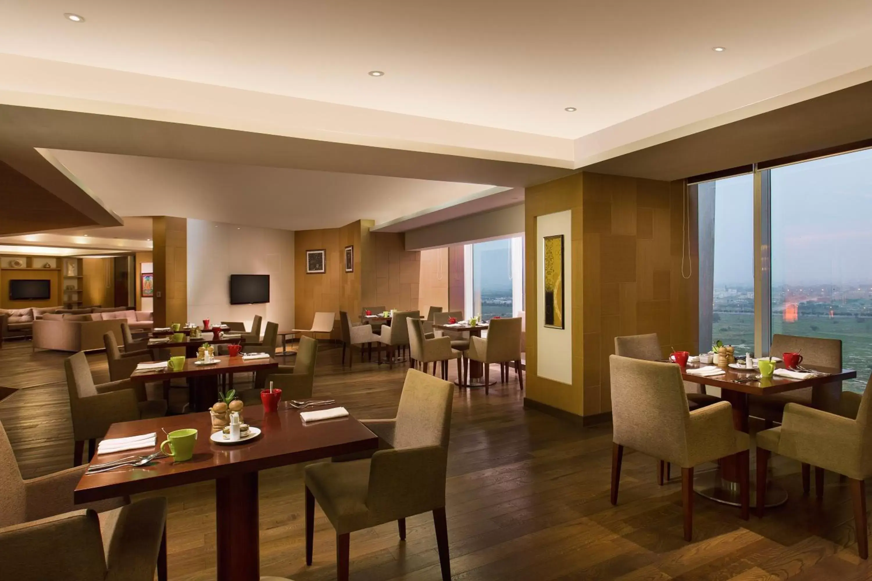 Lobby or reception, Restaurant/Places to Eat in Crowne Plaza Greater Noida, an IHG Hotel