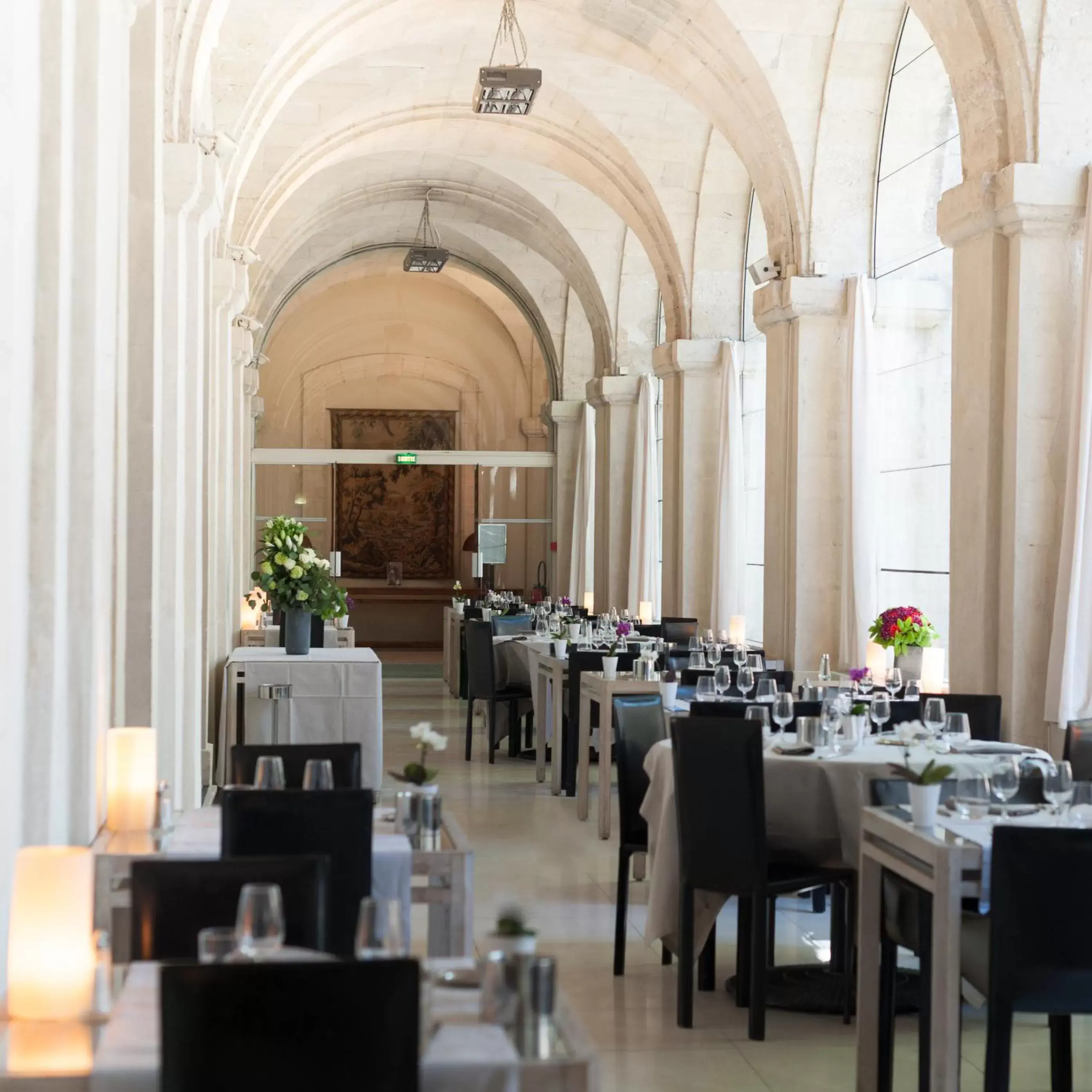 Restaurant/Places to Eat in Hôtel Cloitre Saint Louis Avignon