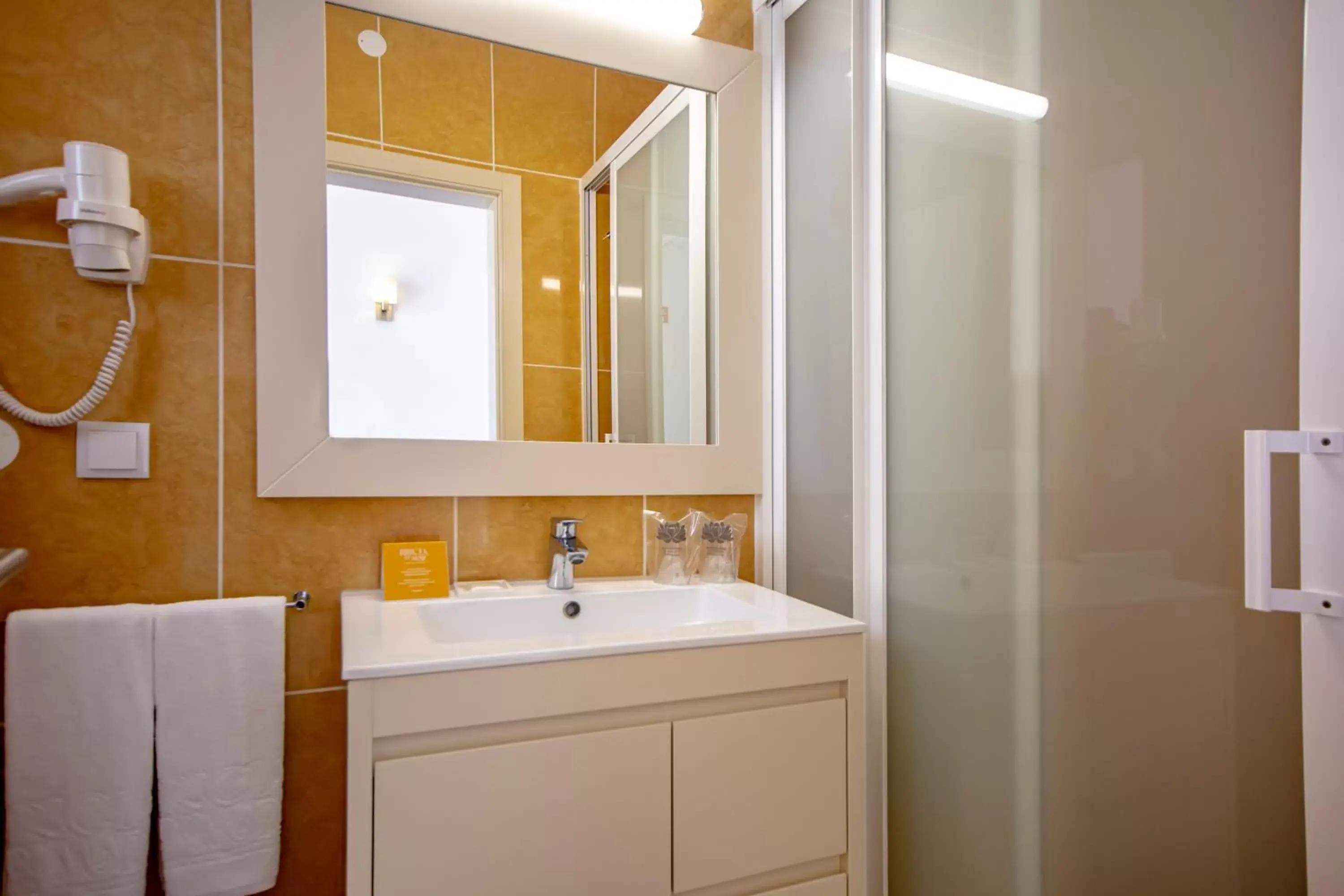 Shower, Bathroom in Hotel Rural Brícia Du Mar