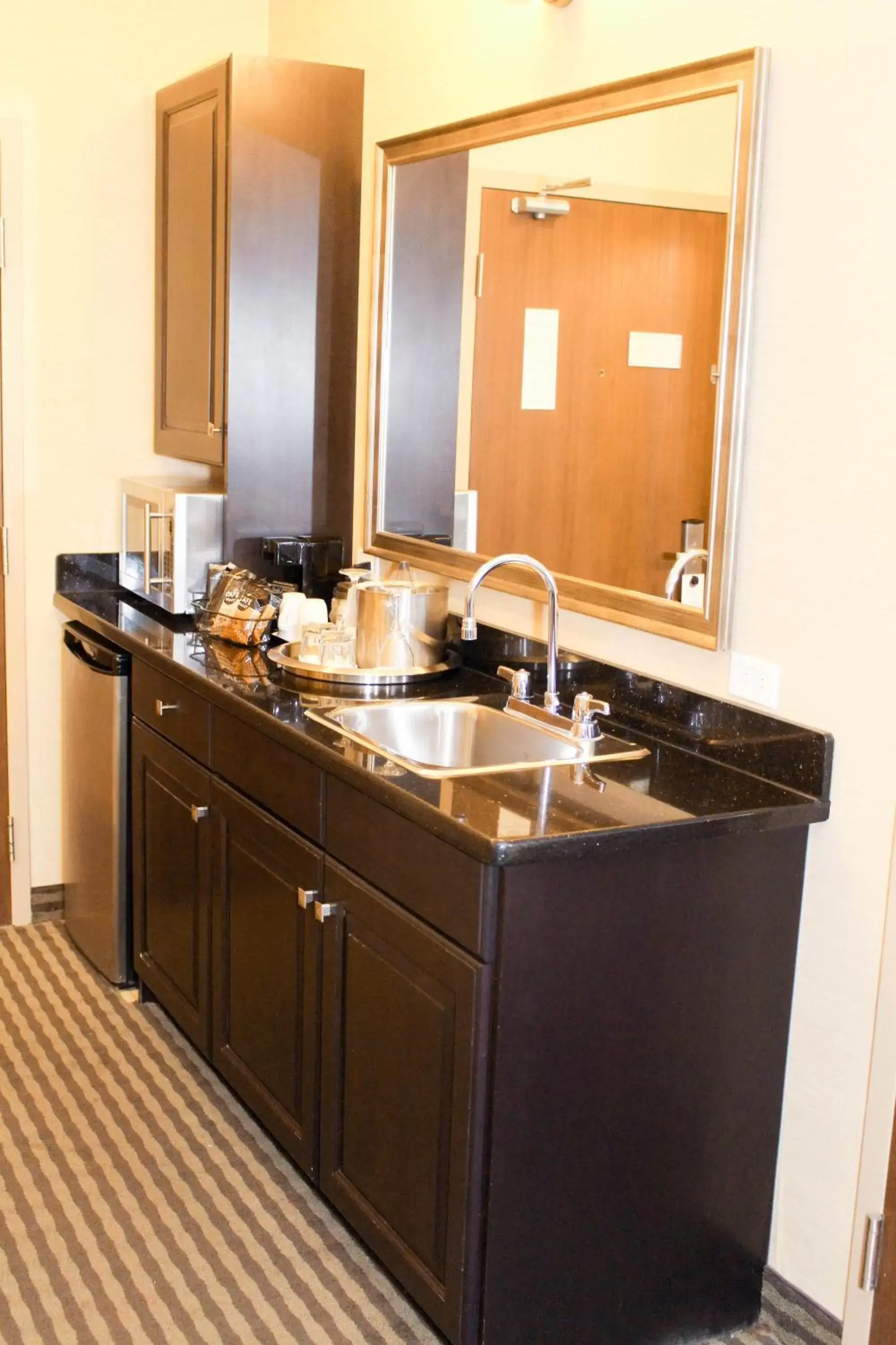 Queen Suite in Best Western Sunrise Inn & Suites