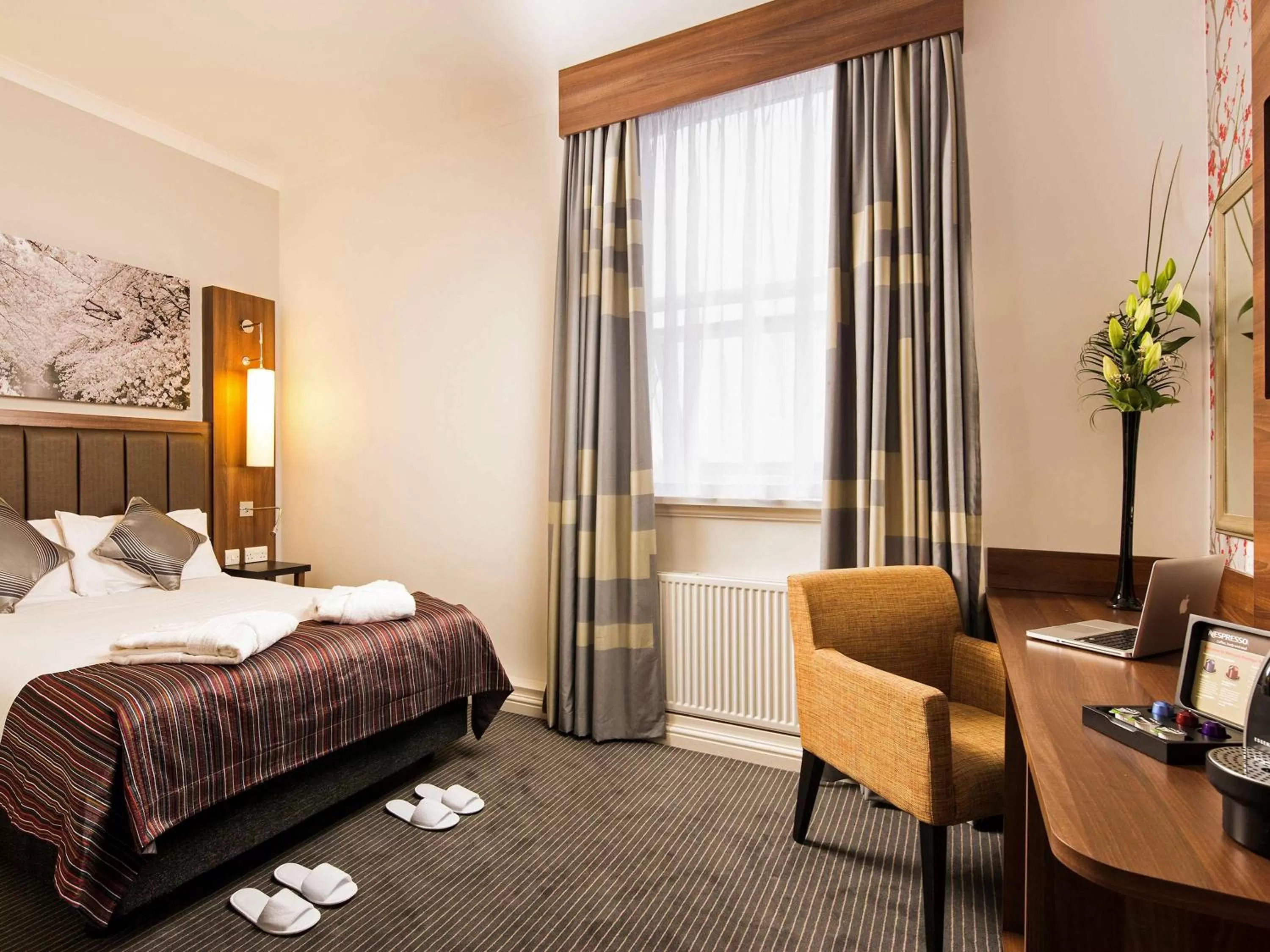 Property building, Bed in Mercure Darlington King's Hotel