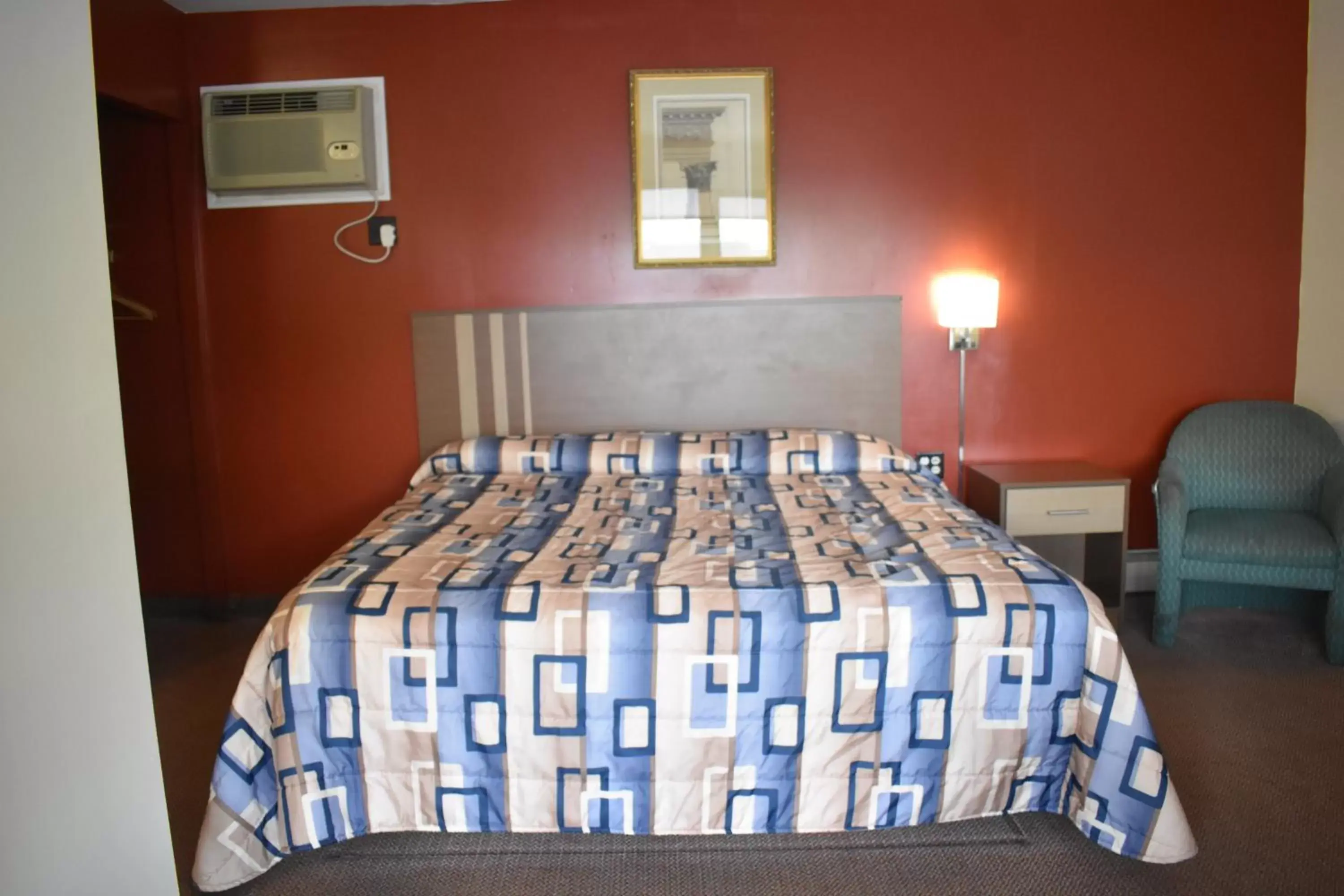 Bed in South Hills Motel