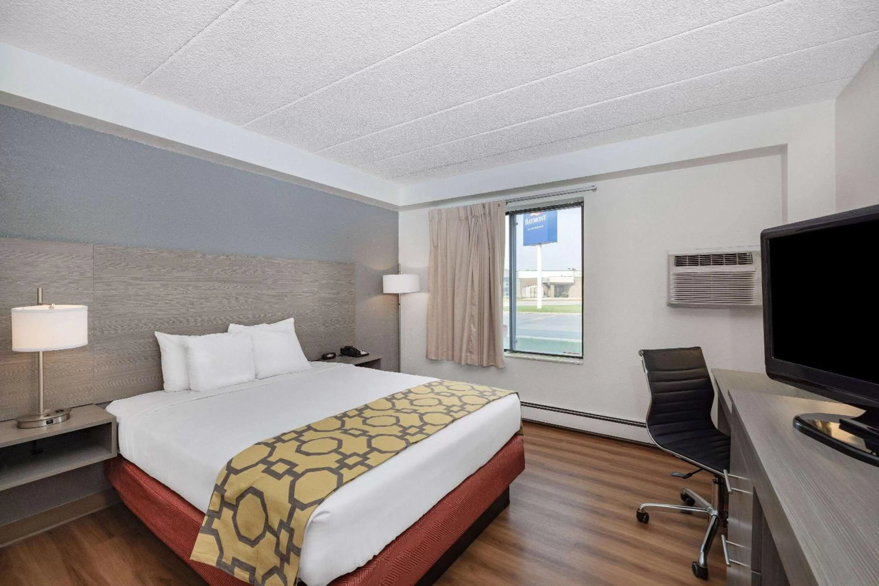 Photo of the whole room, Bed in Baymont by Wyndham Gillette