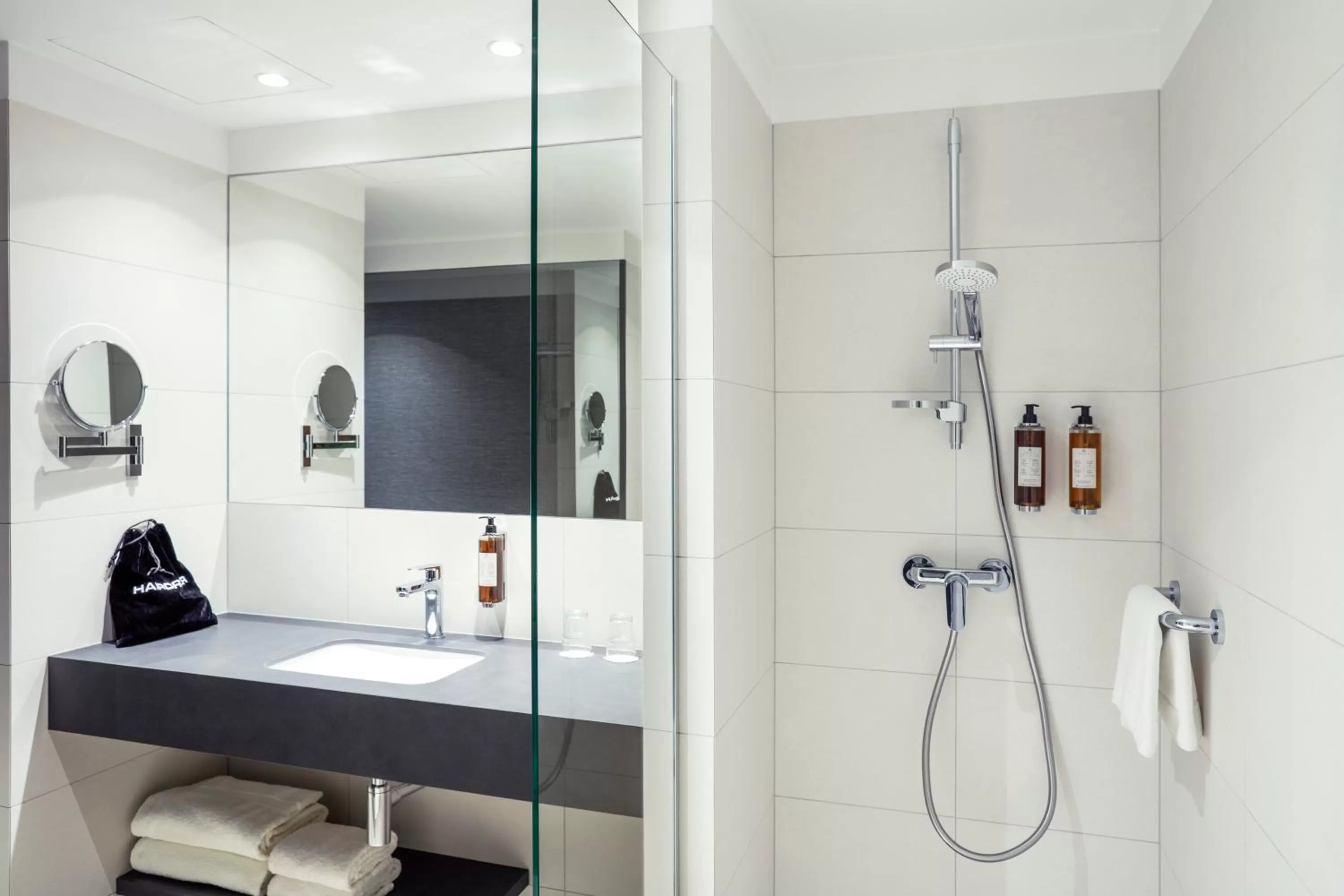 Shower in Q Hotel Plus Wrocław Bielany