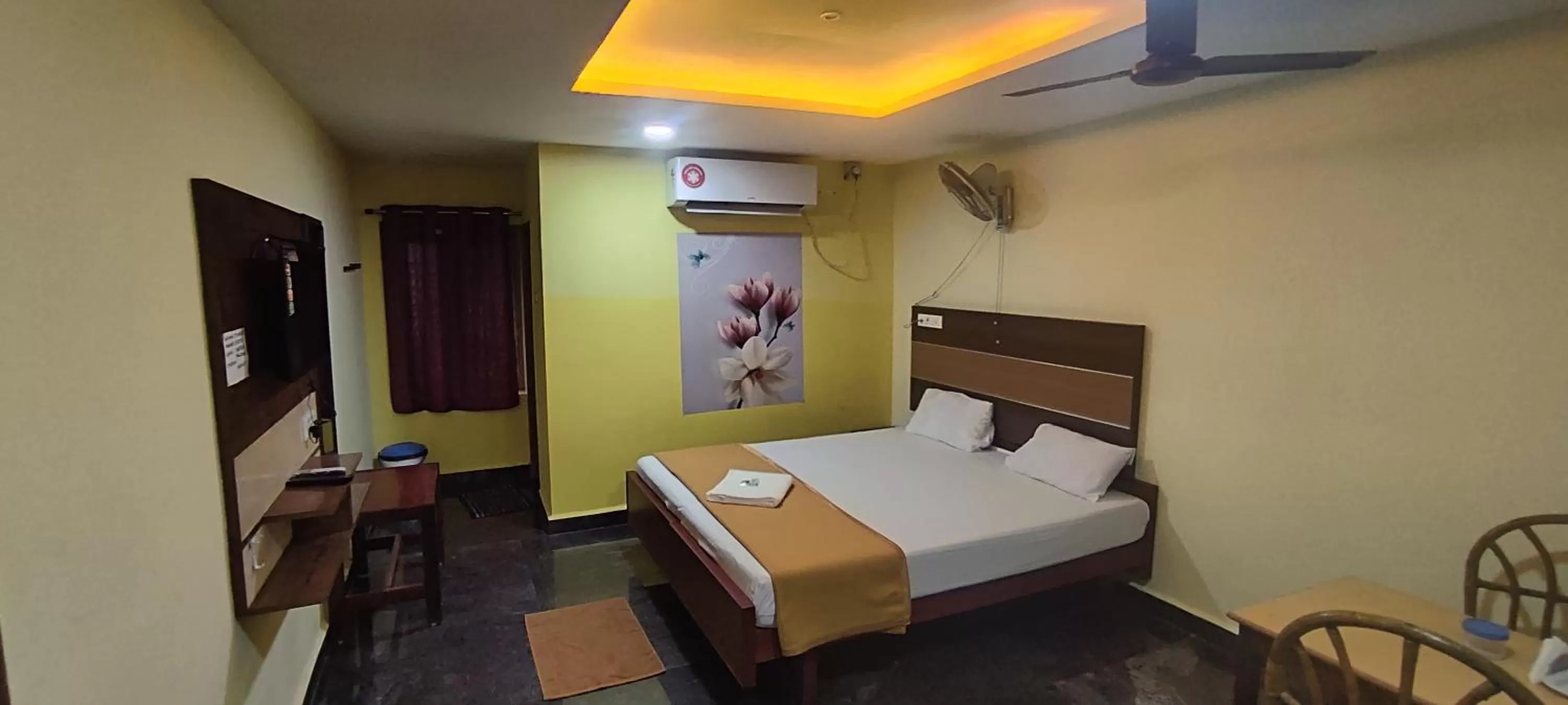 TV and multimedia, Bed in Sri Murugan Beach Paradise Hotel