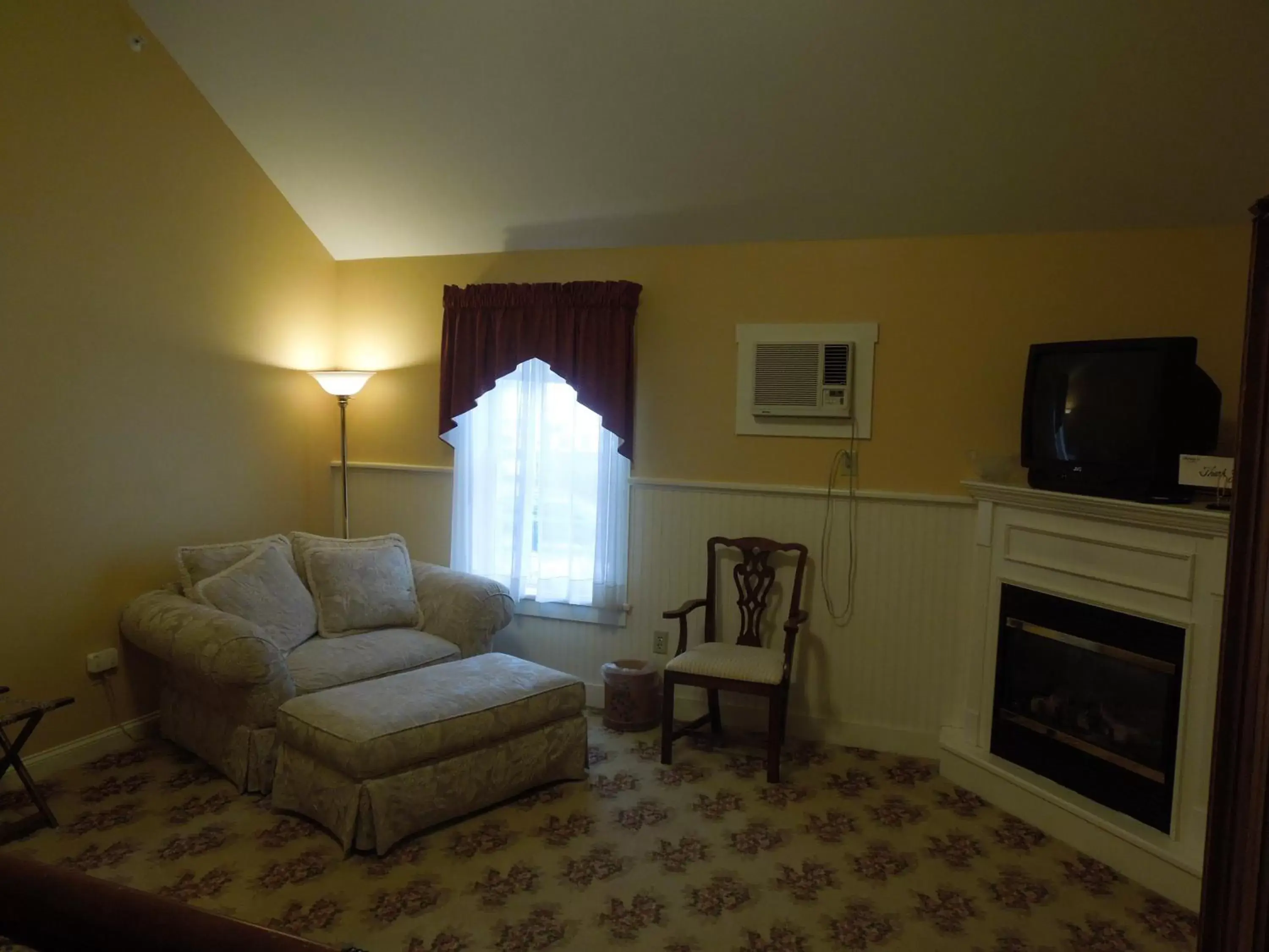 Seating Area in Kearsarge Inn