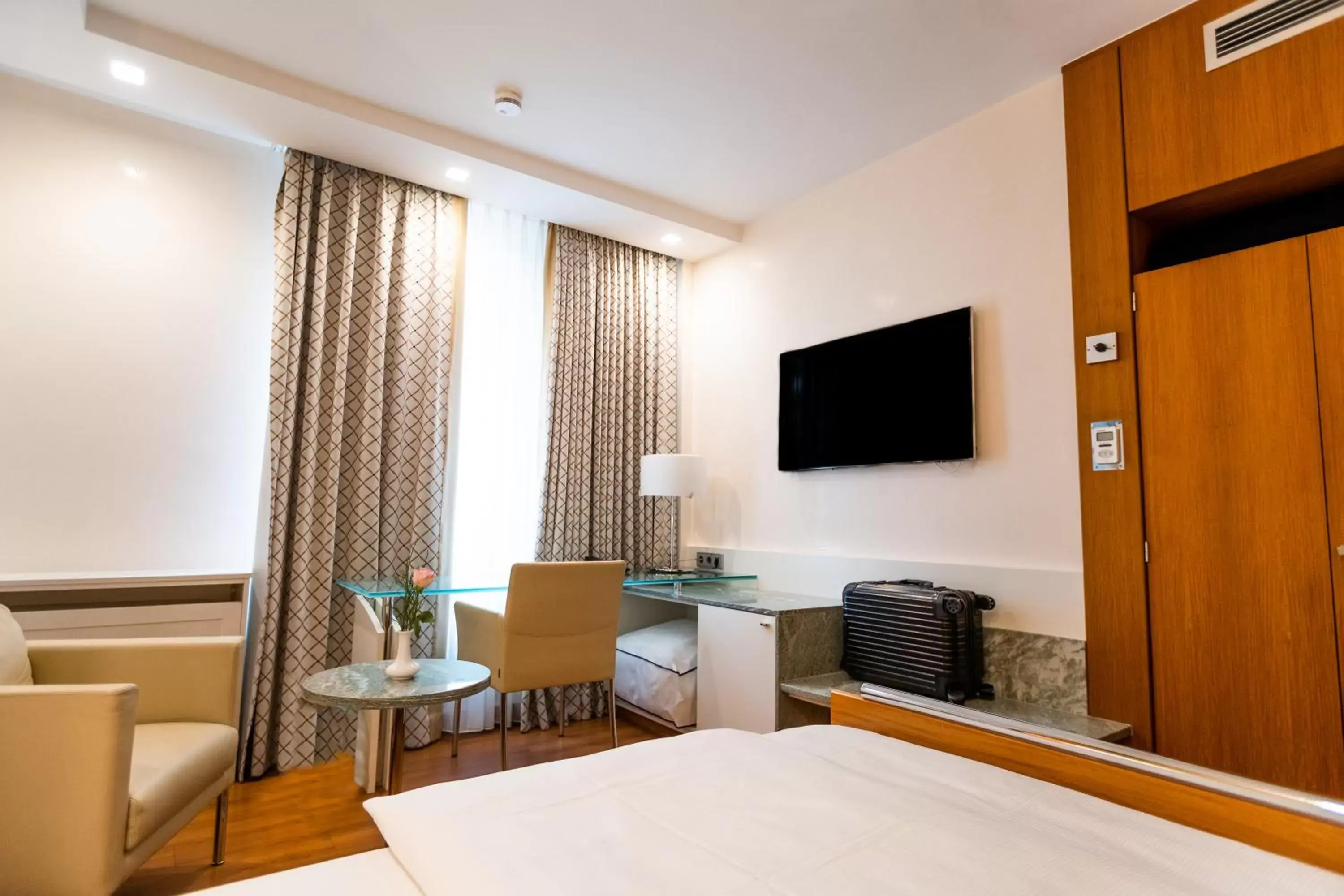 TV and multimedia, TV/Entertainment Center in Hotel Royal