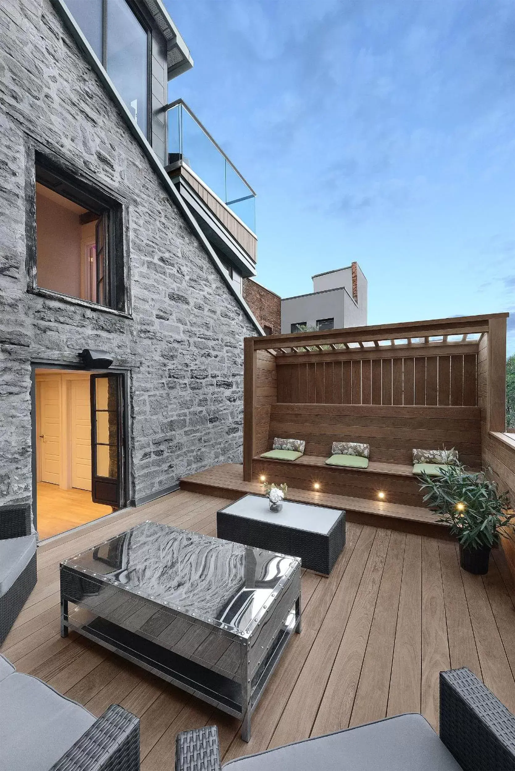 Balcony/Terrace, Property Building in Hotel Épik Montréal