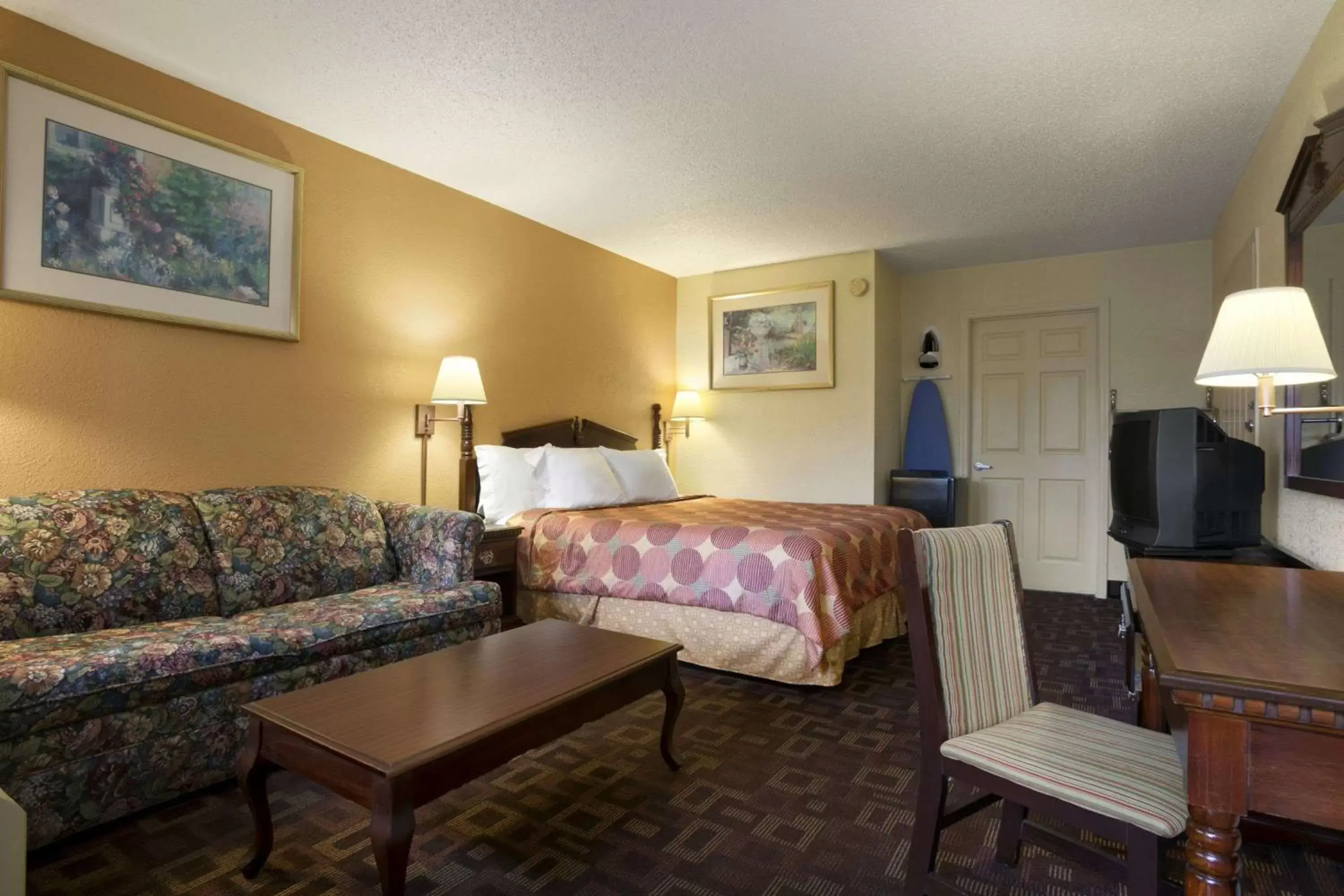 Photo of the whole room in Days Inn by Wyndham Airport Nashville East