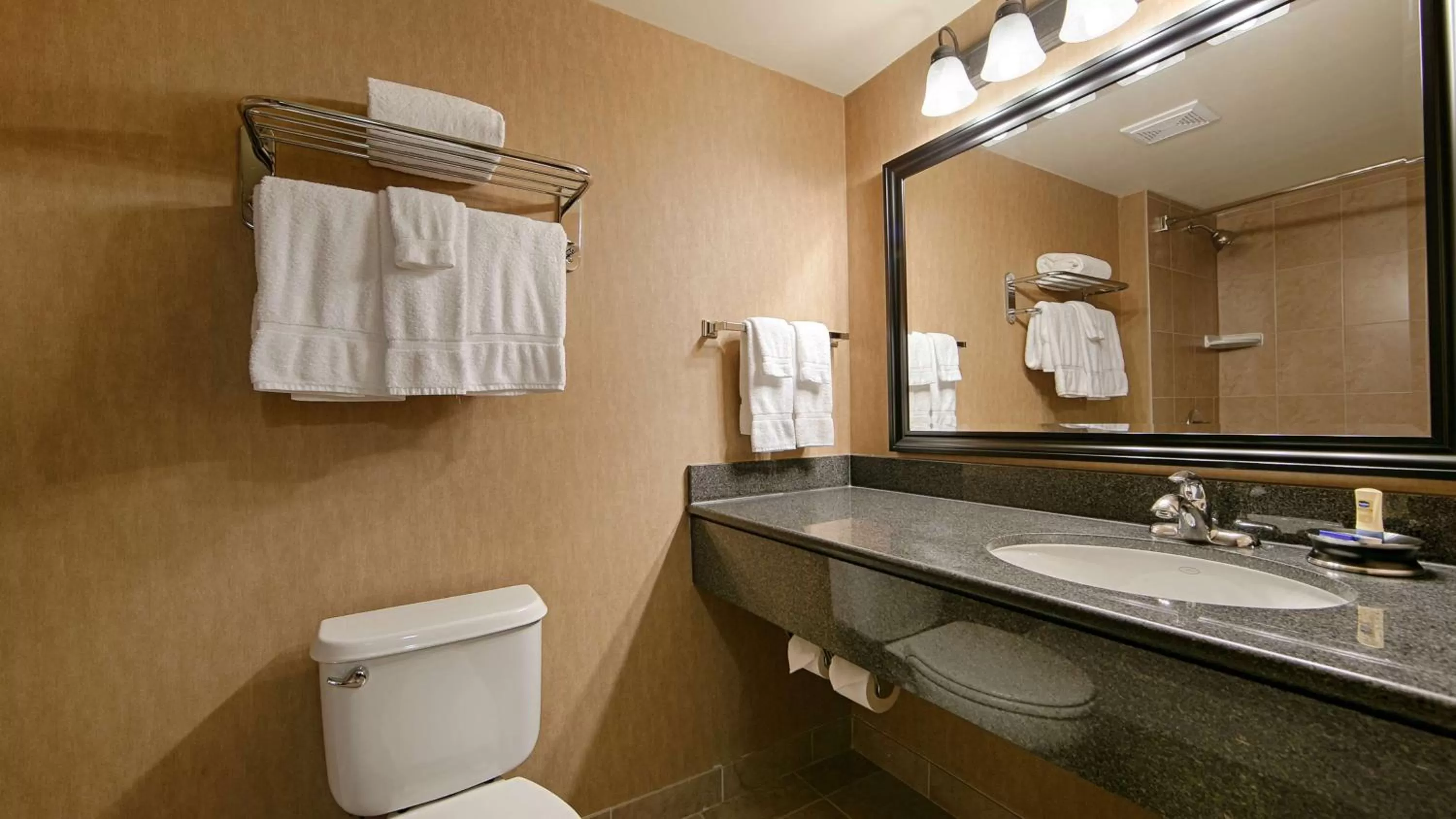 King Room with Roll in Shower in Best Western Plus Muskoka Inn