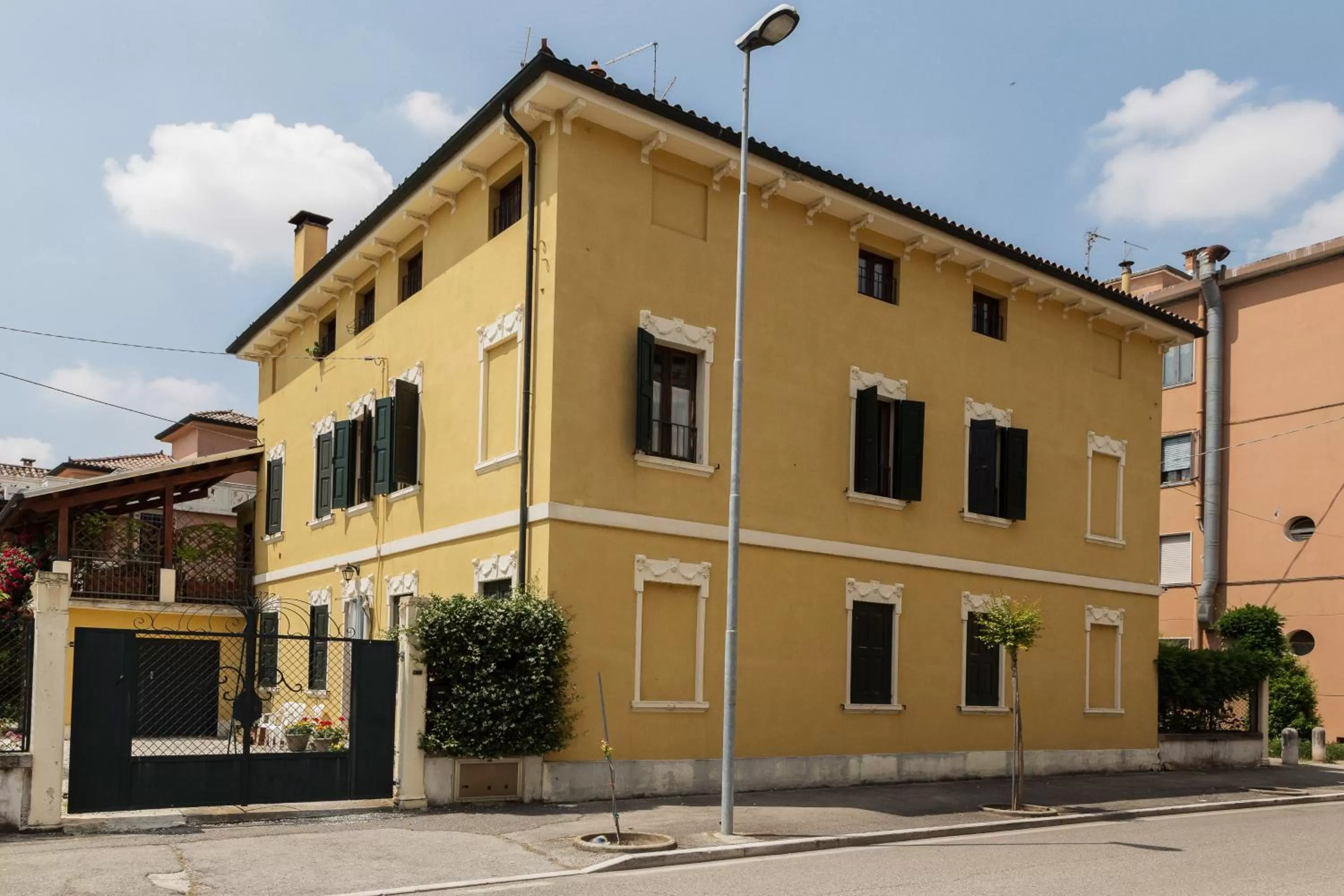 Property building in La Casa delle Zie
