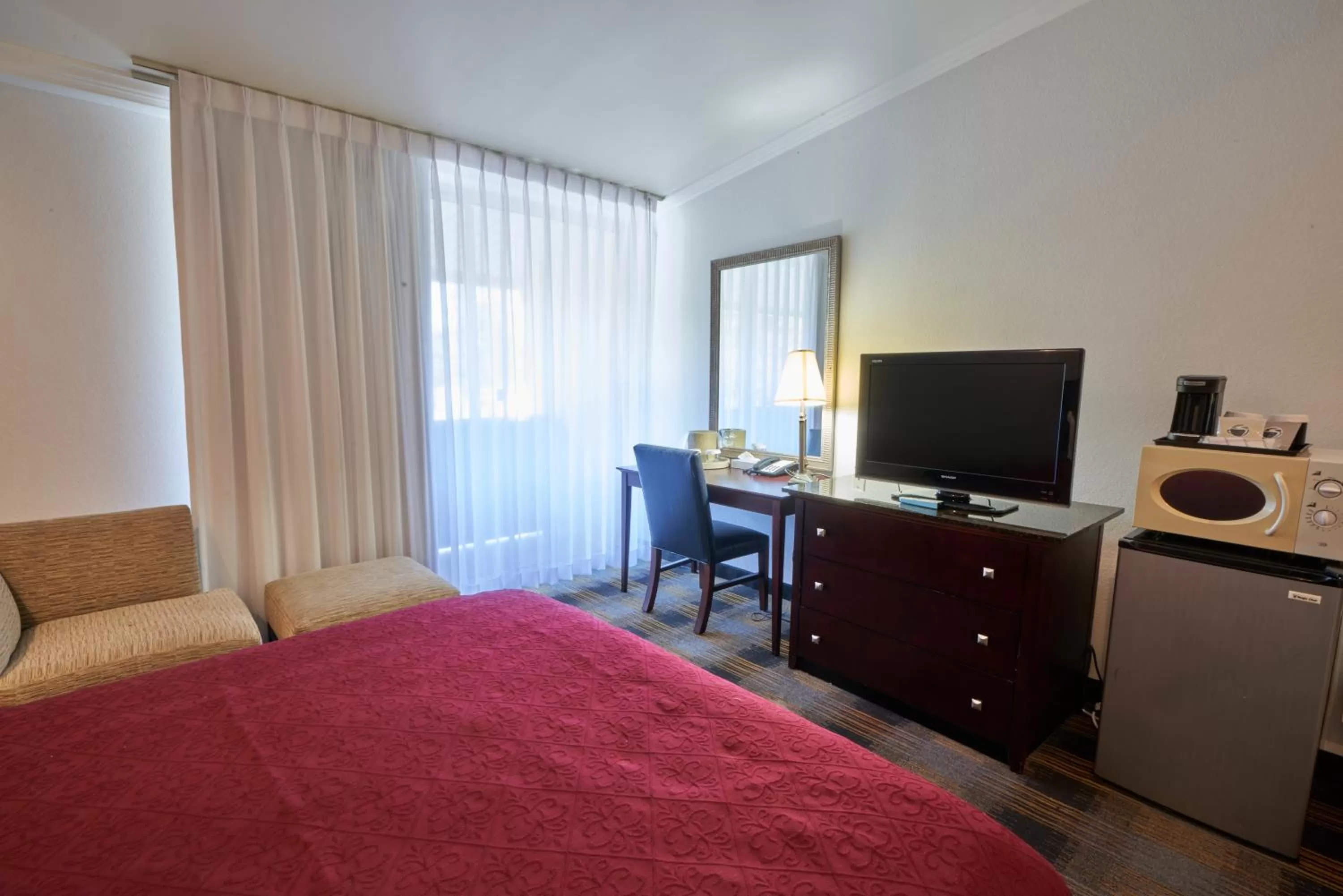 Bed in Riverview Inn & Suites