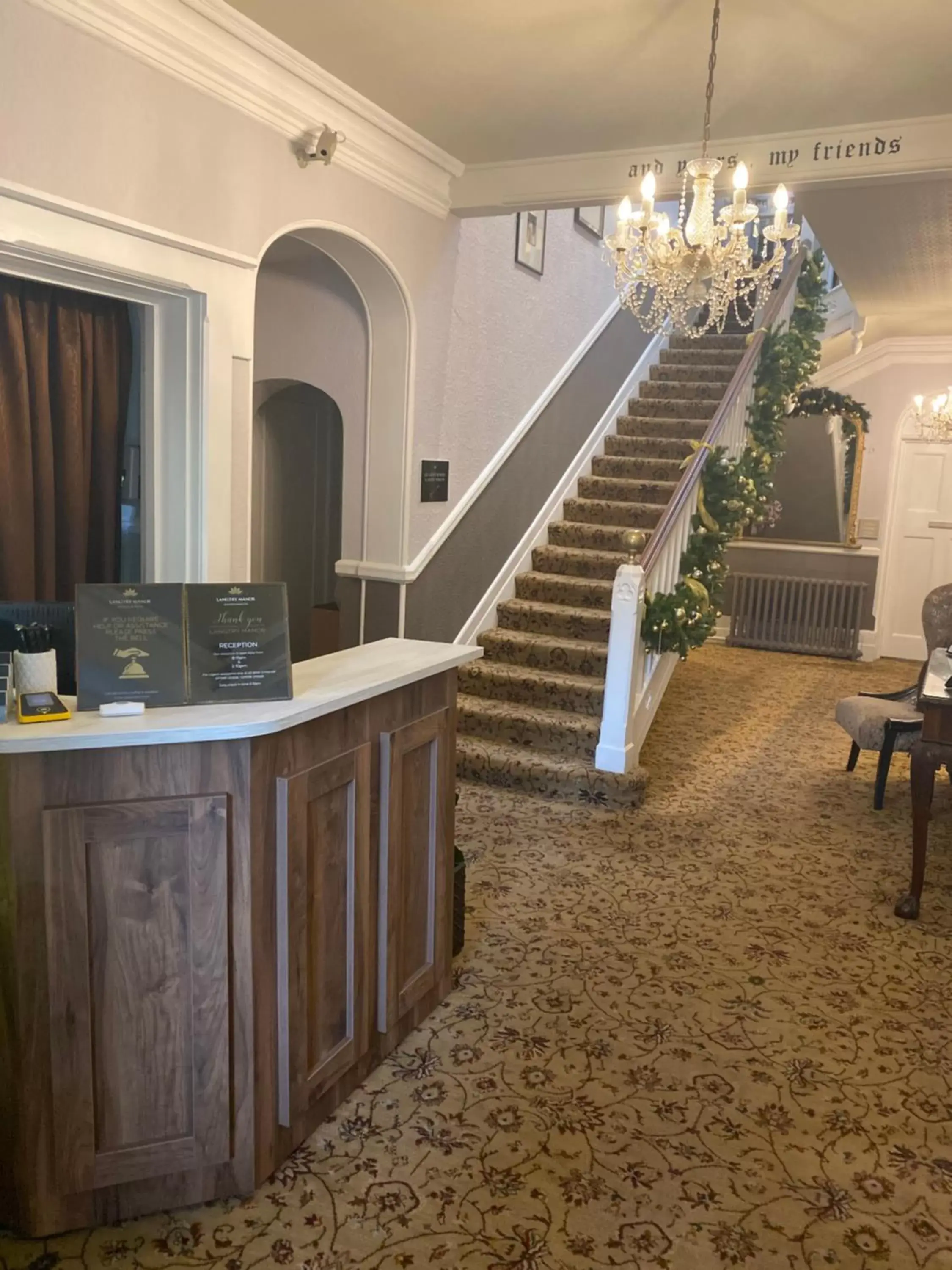 Kitchen/Kitchenette in Langtry Manor Hotel