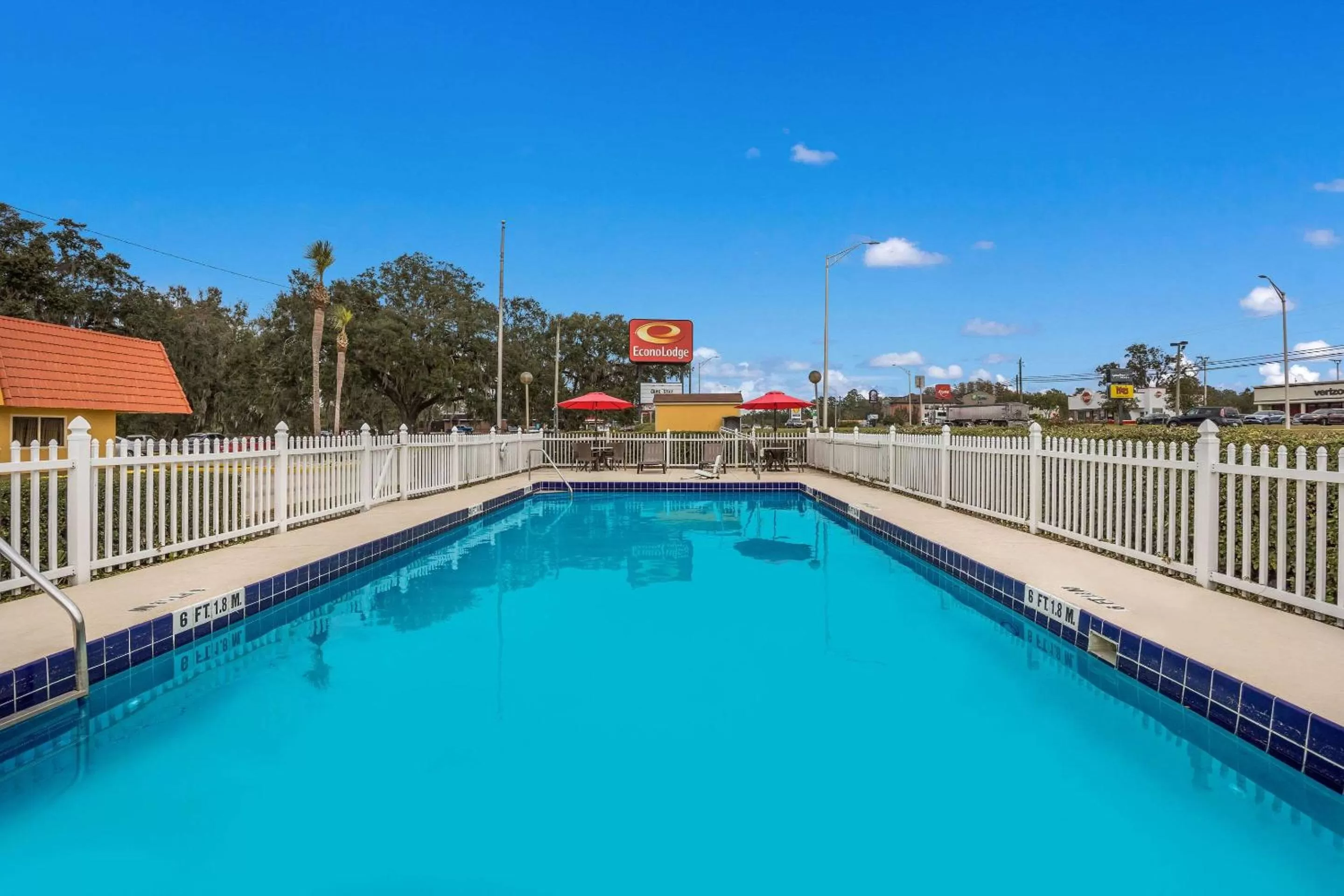Swimming pool in Econo Lodge Live Oak