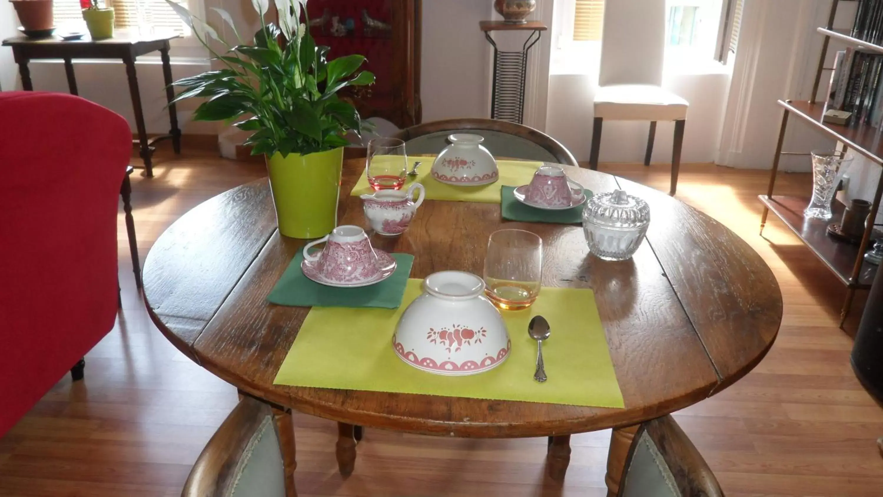 Dining area in La chambre de la boule d 'or