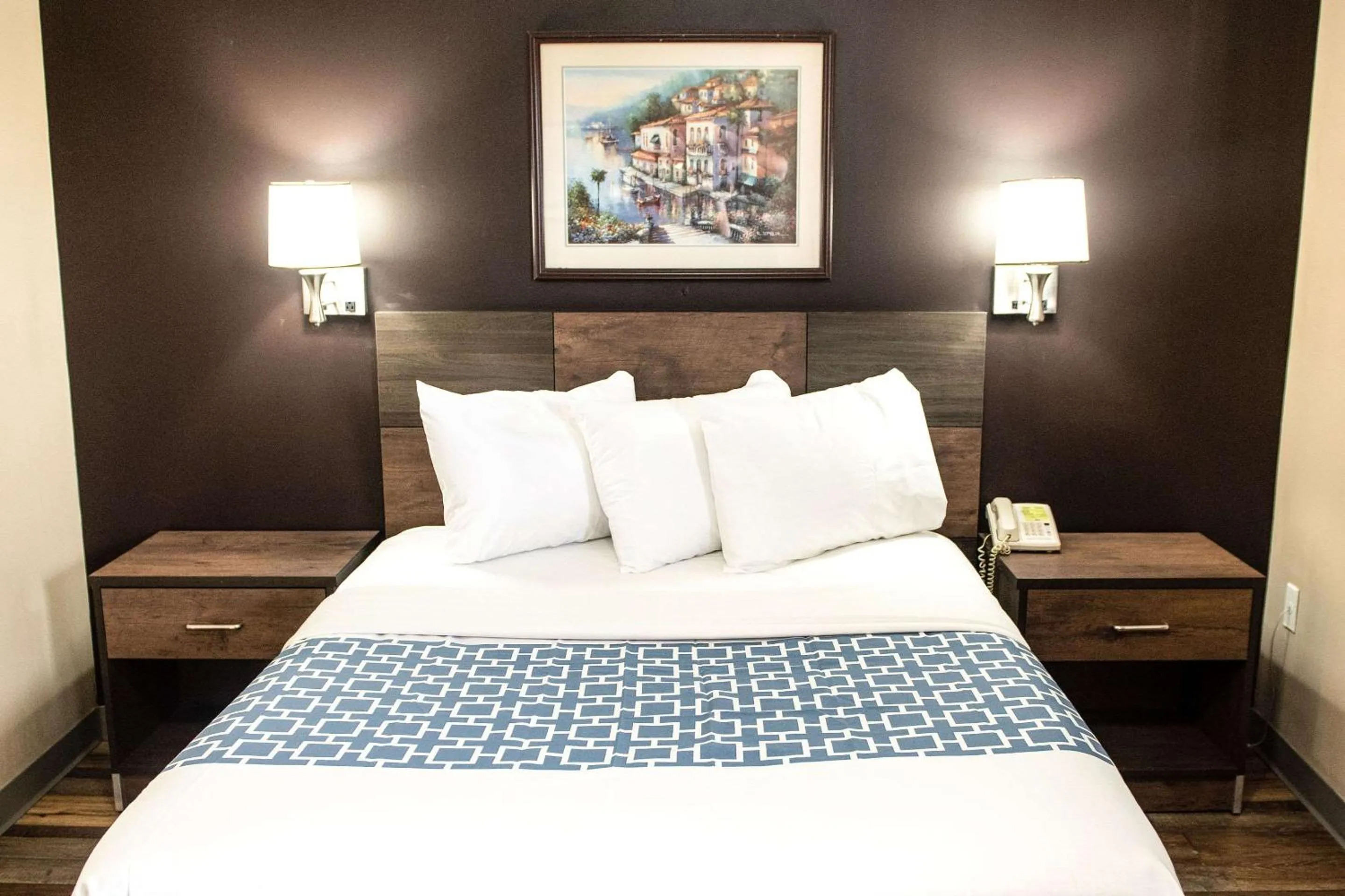 Photo of the whole room, Bed in Suburban Studios Charlotte-Ballantyne