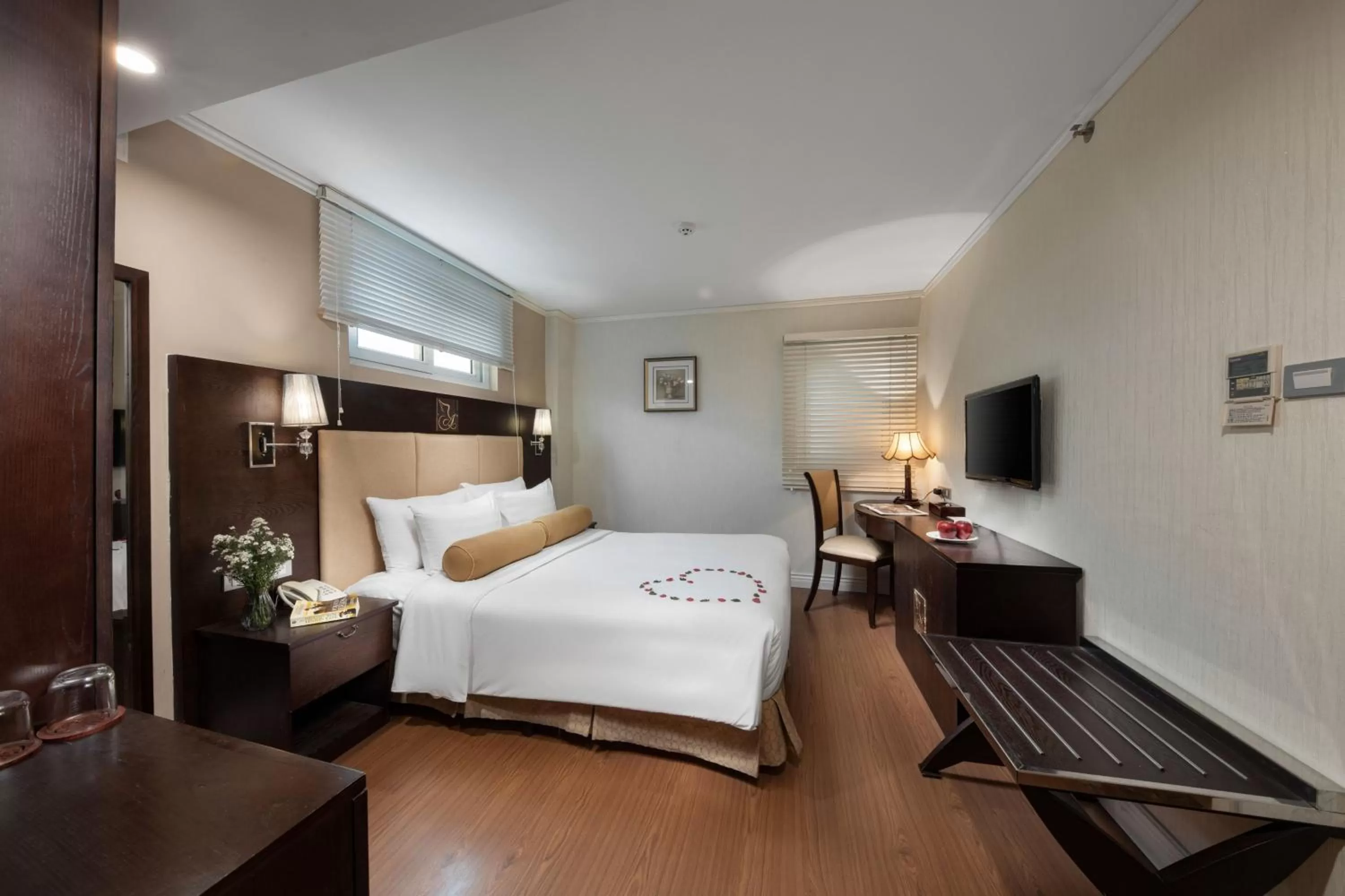 Bed in Le Beryl Hanoi Hotel