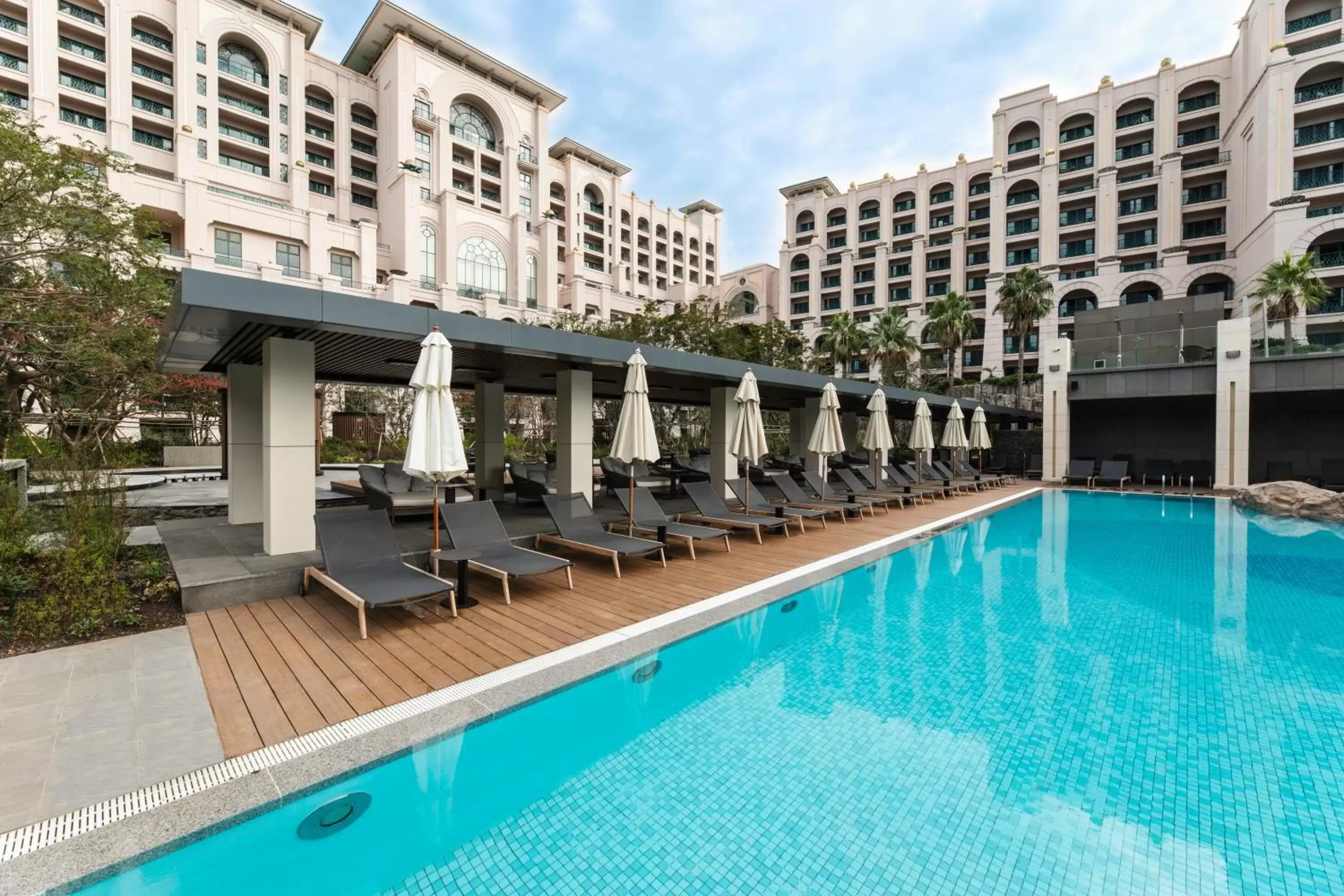 Swimming pool, Property Building in Lotte Hotel Jeju